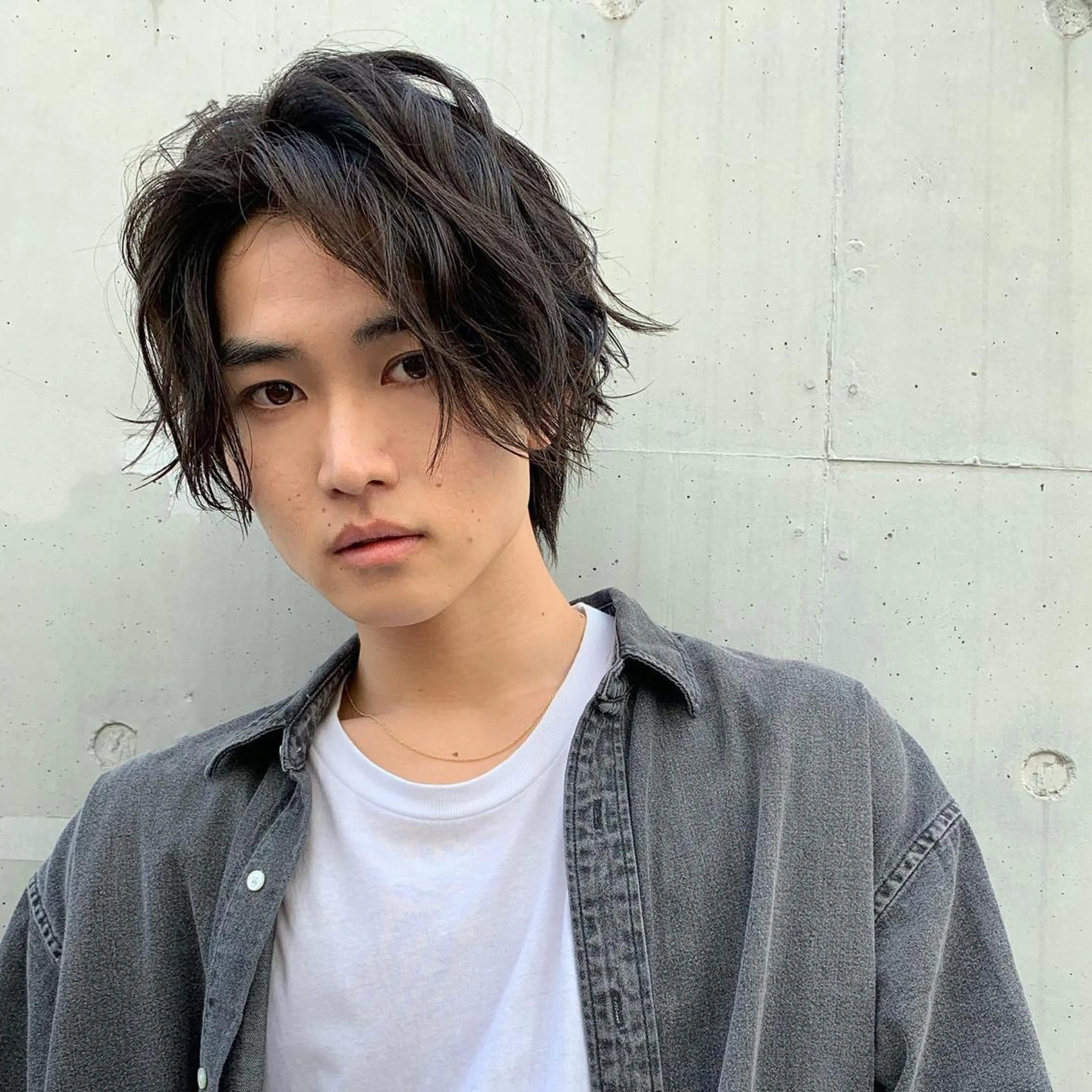 ミディアム メンズ ミディアムパーマ センターパート マッシュウルフ マッシュ メンズパーマ 三矢 ちなつのヘアスタイル