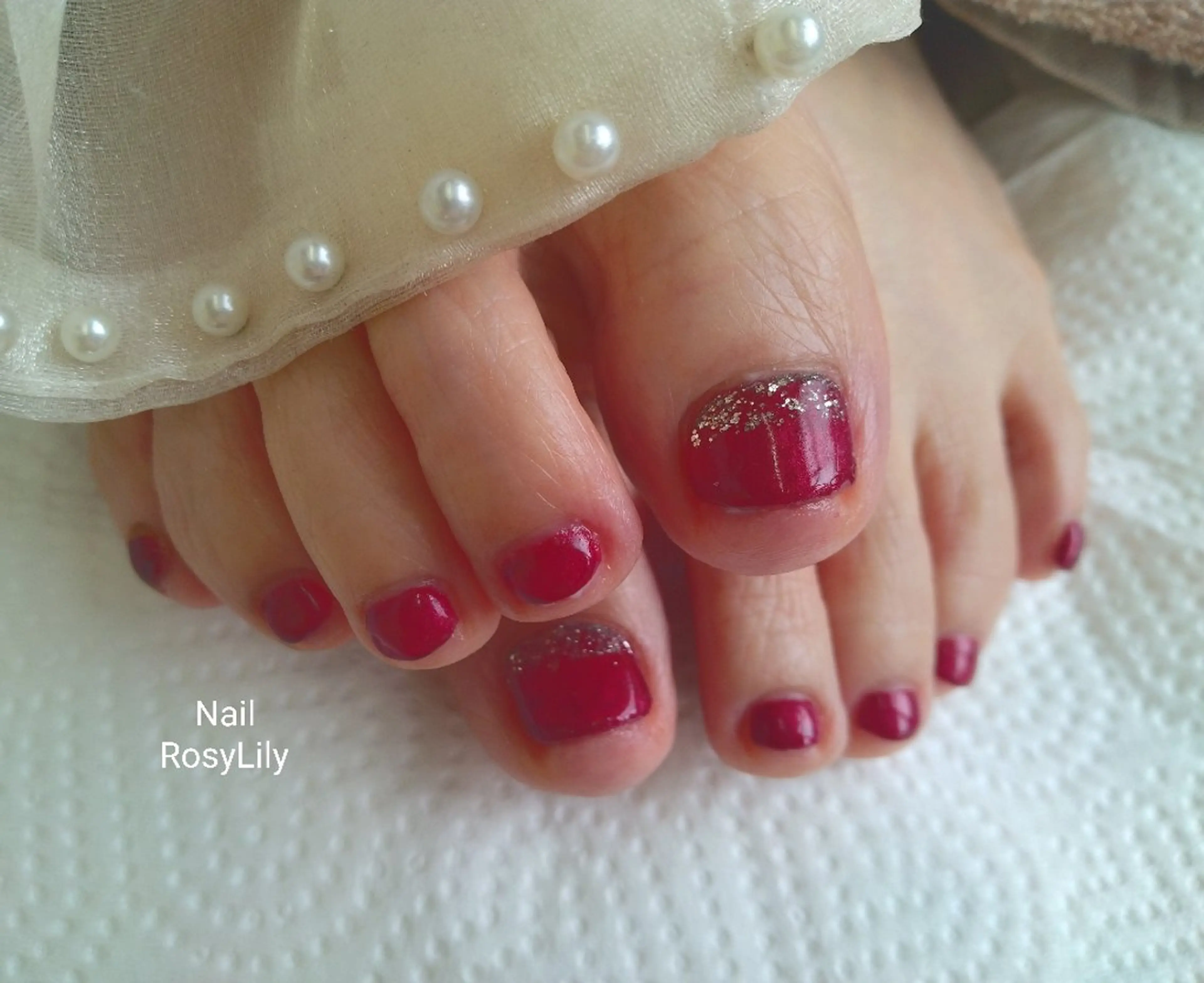 ネイル フットネイル ラメ(グリッター) 赤色 フットネイル プライベートサロン RosyLily所属・プライベートサロン Rosy Lilyのネイルデザイン