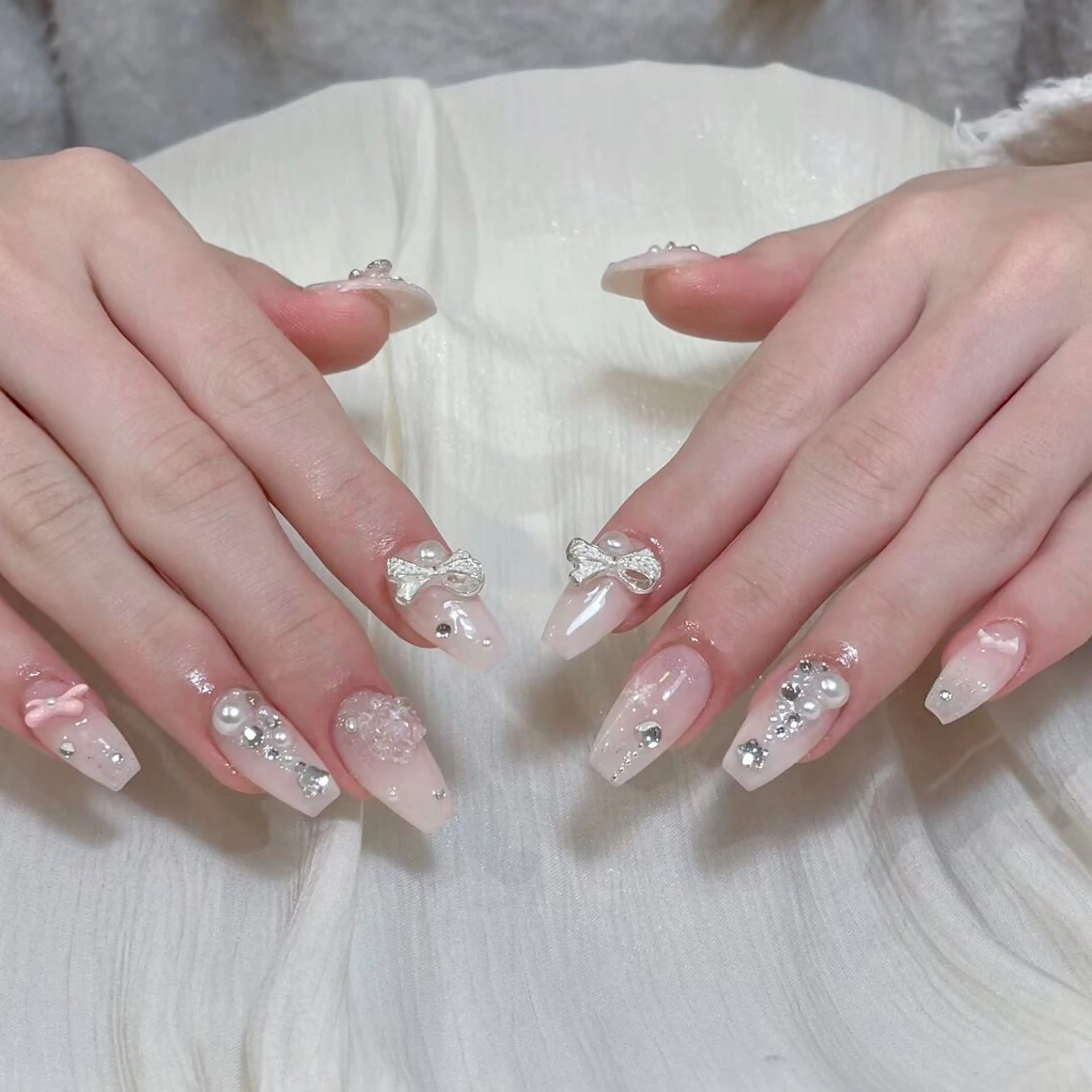 ネイル アートネイル オーロラネイル フラッシュネイル ガーリー キラキラネイル ハンドネイル Una NAILMANAMIのネイルデザイン