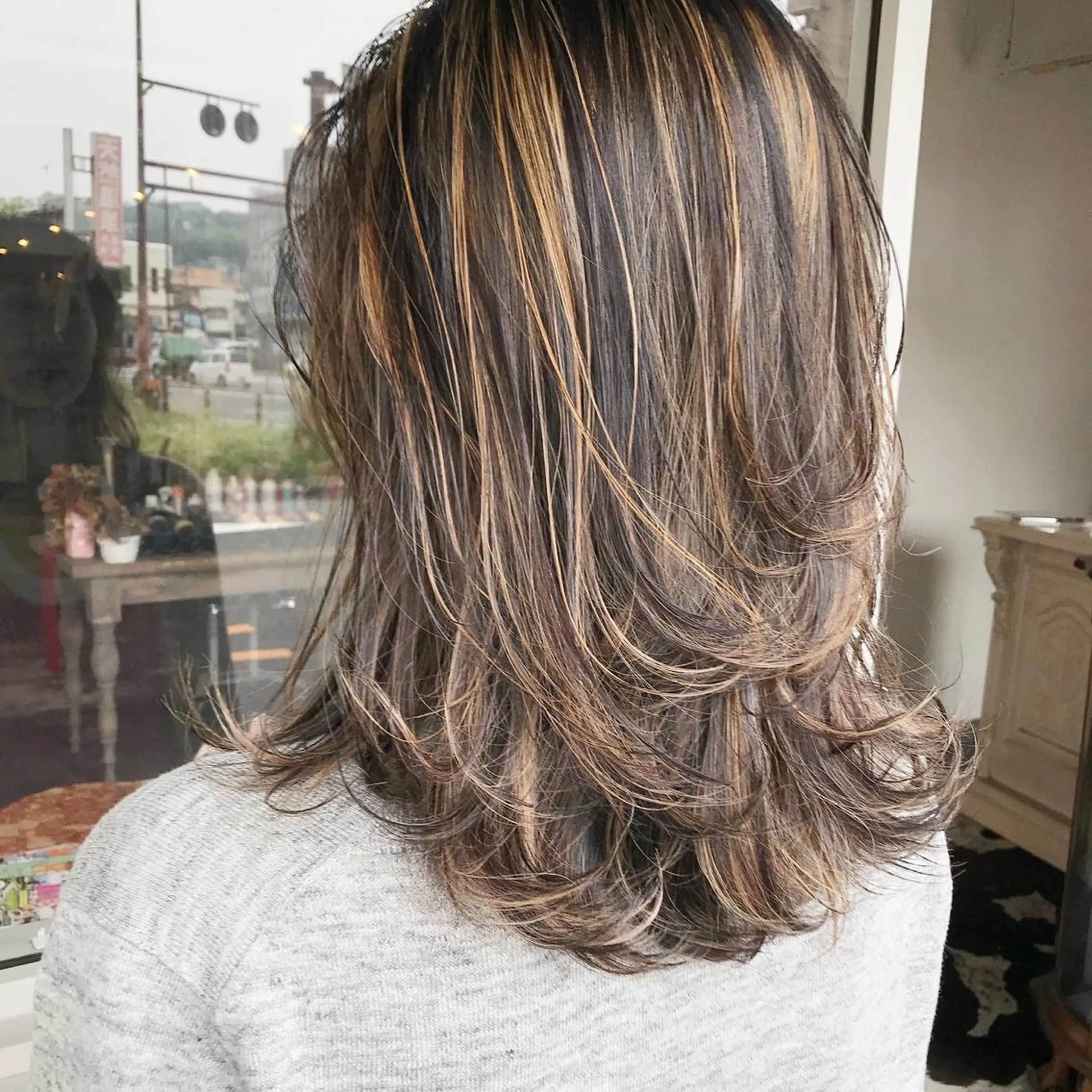 ミディアム カラー ヘアアレンジ 切りっぱなしボブ バレイヤージュ ブリーチ グラデーションカラー ハイライトカラー Mariana/ 鶴原-ハイライトのヘアスタイル