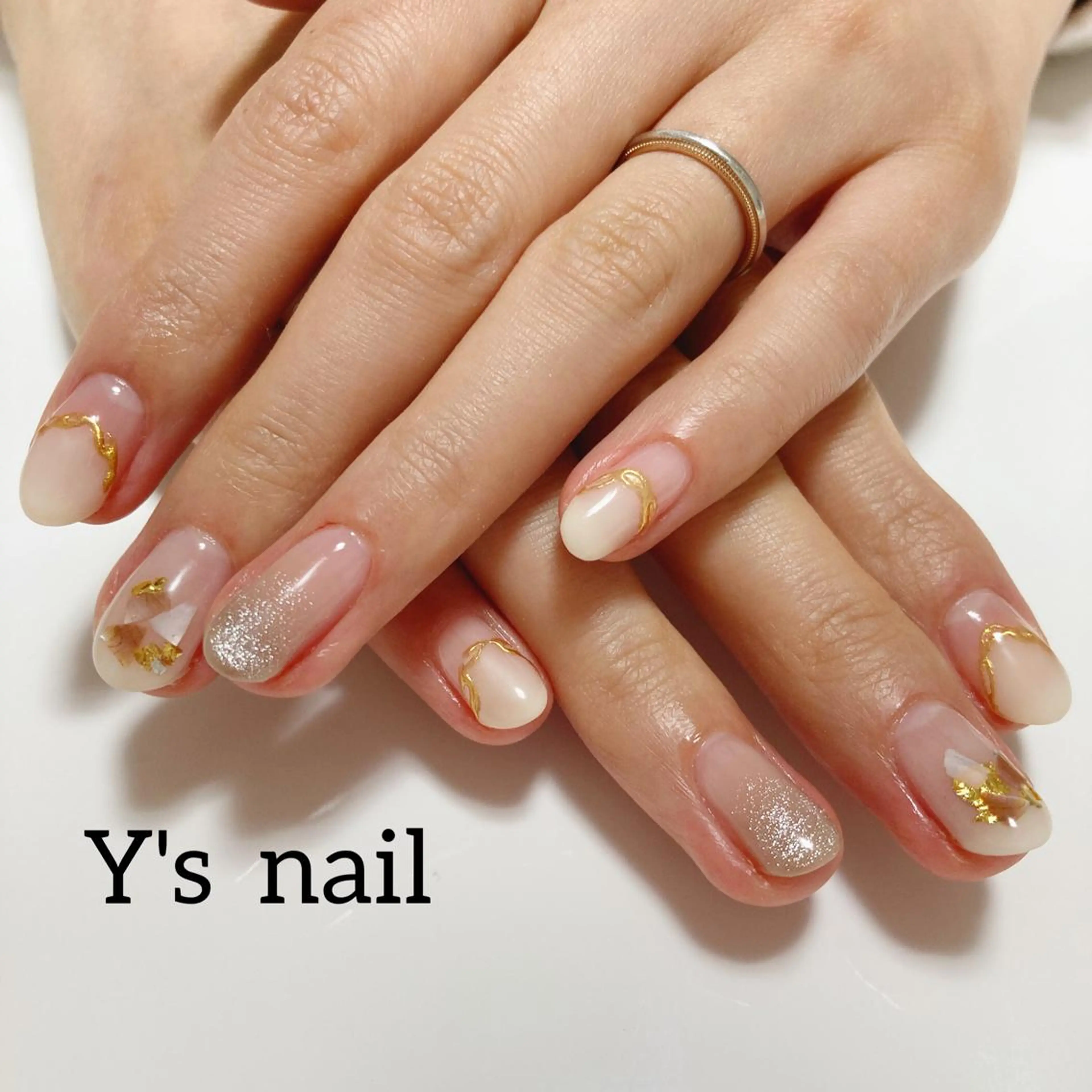 ネイル ニュアンスネイル 冬ネイル 手書きが得意🖌️ Y’s  nailのネイルデザイン