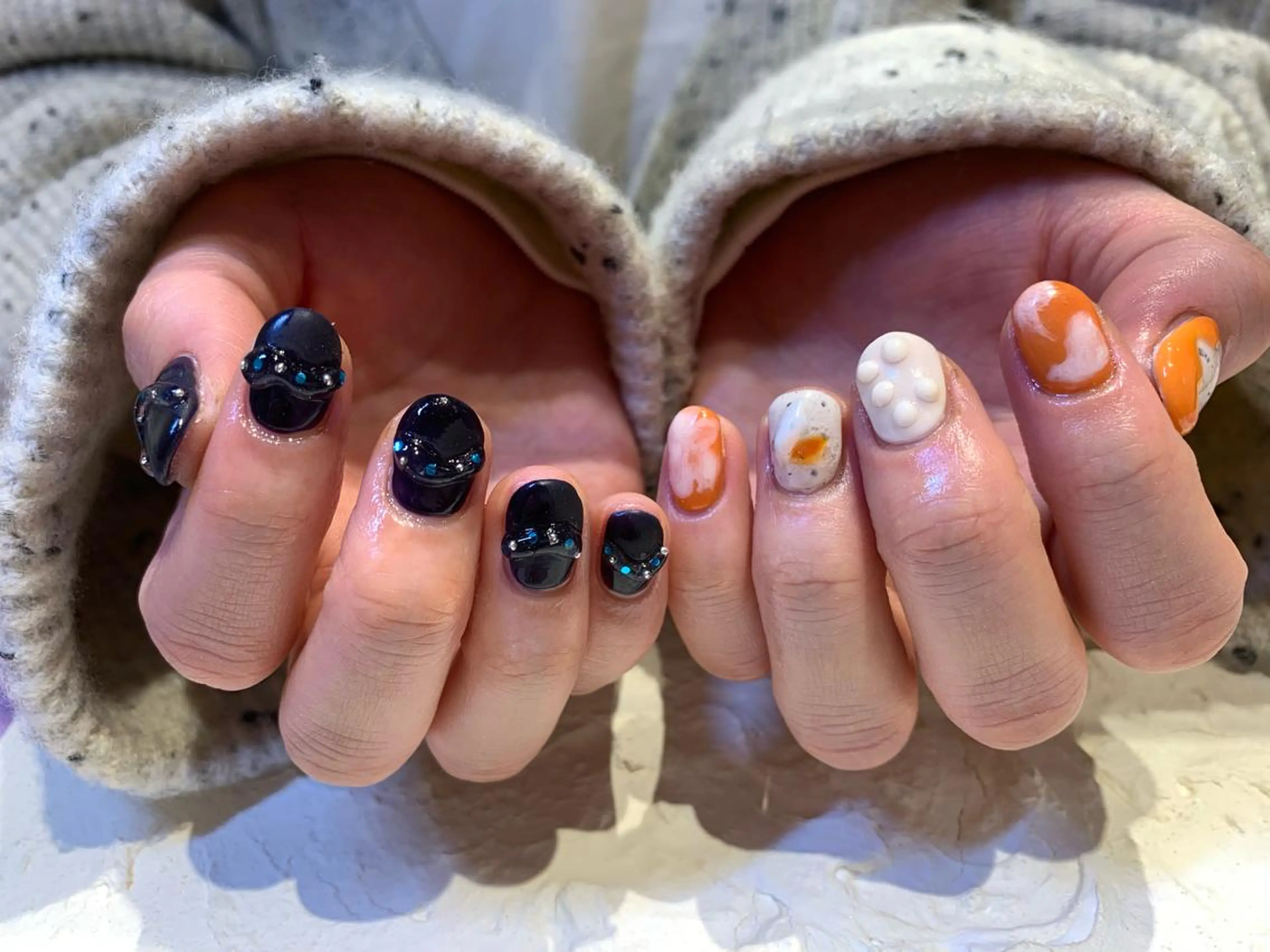 ネイル マットネイル 持ち込み ネイビー ニュアンスネイル オレンジ マキノ ユイのネイルデザイン