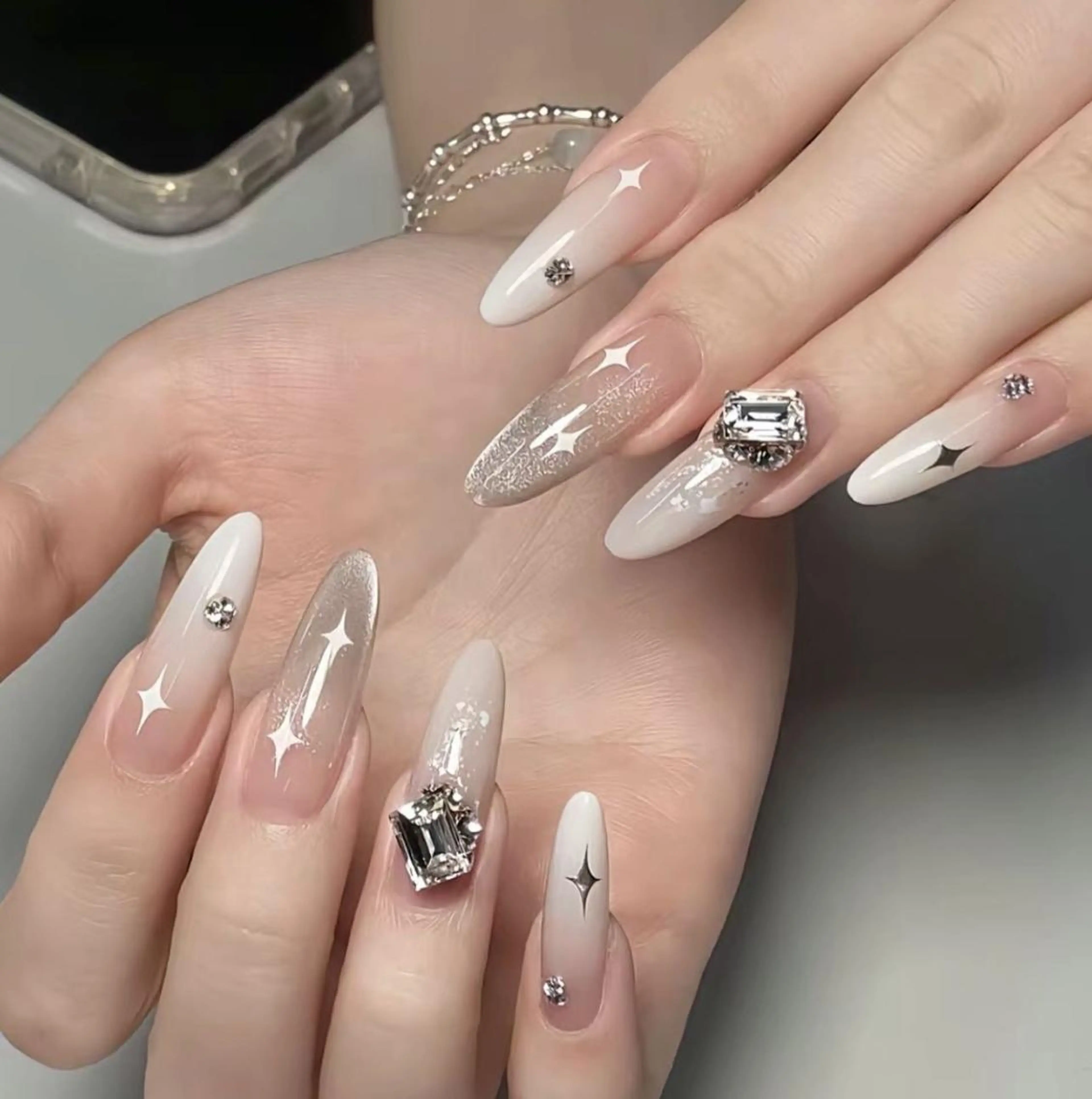 ネイル アートネイル 長さ出し ネイルチップ Queens momoのネイルデザイン