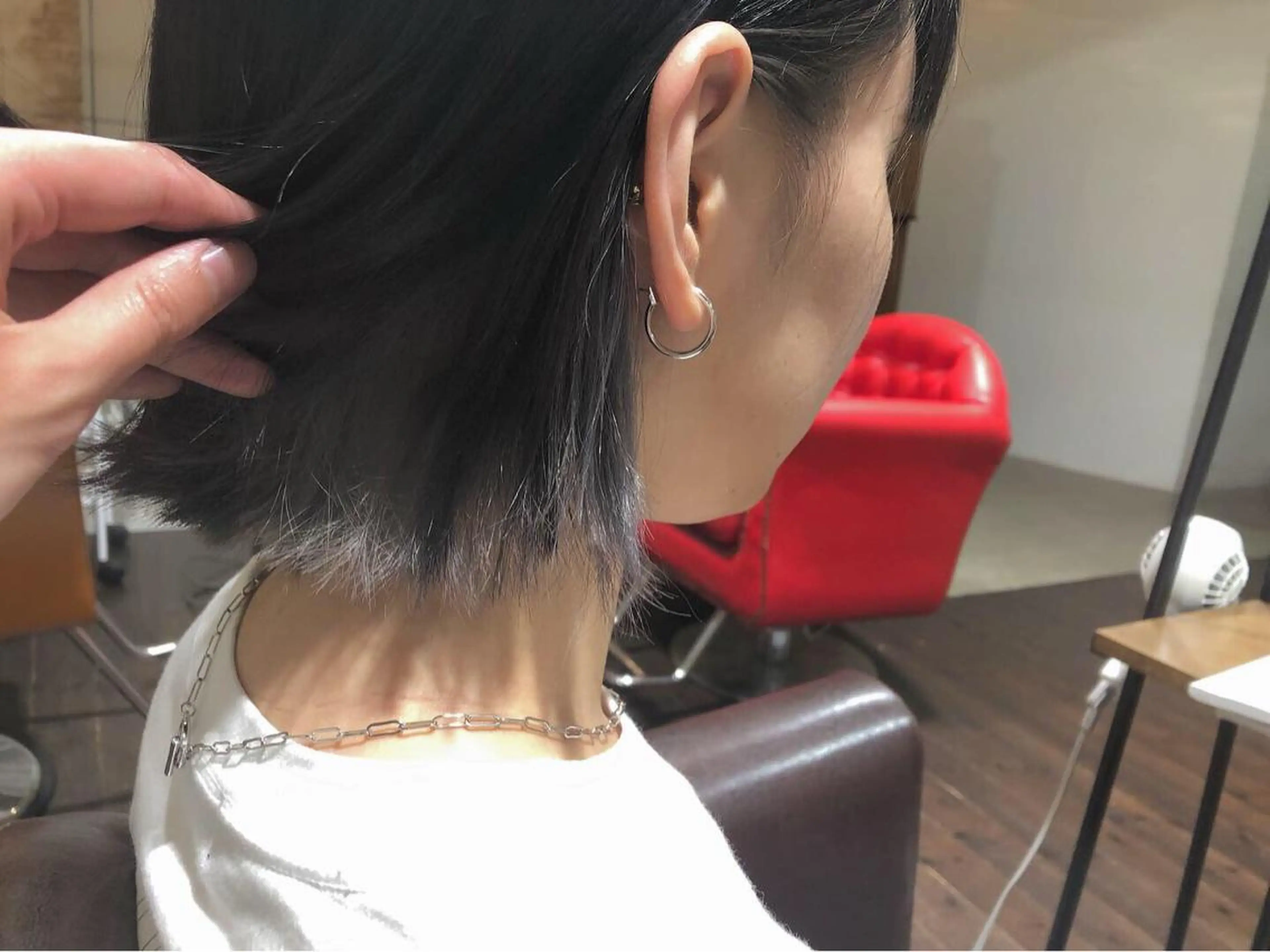 ショート カラー 黒髪 ブリーチ ボブ 外ハネヘア パ ルのヘアスタイル