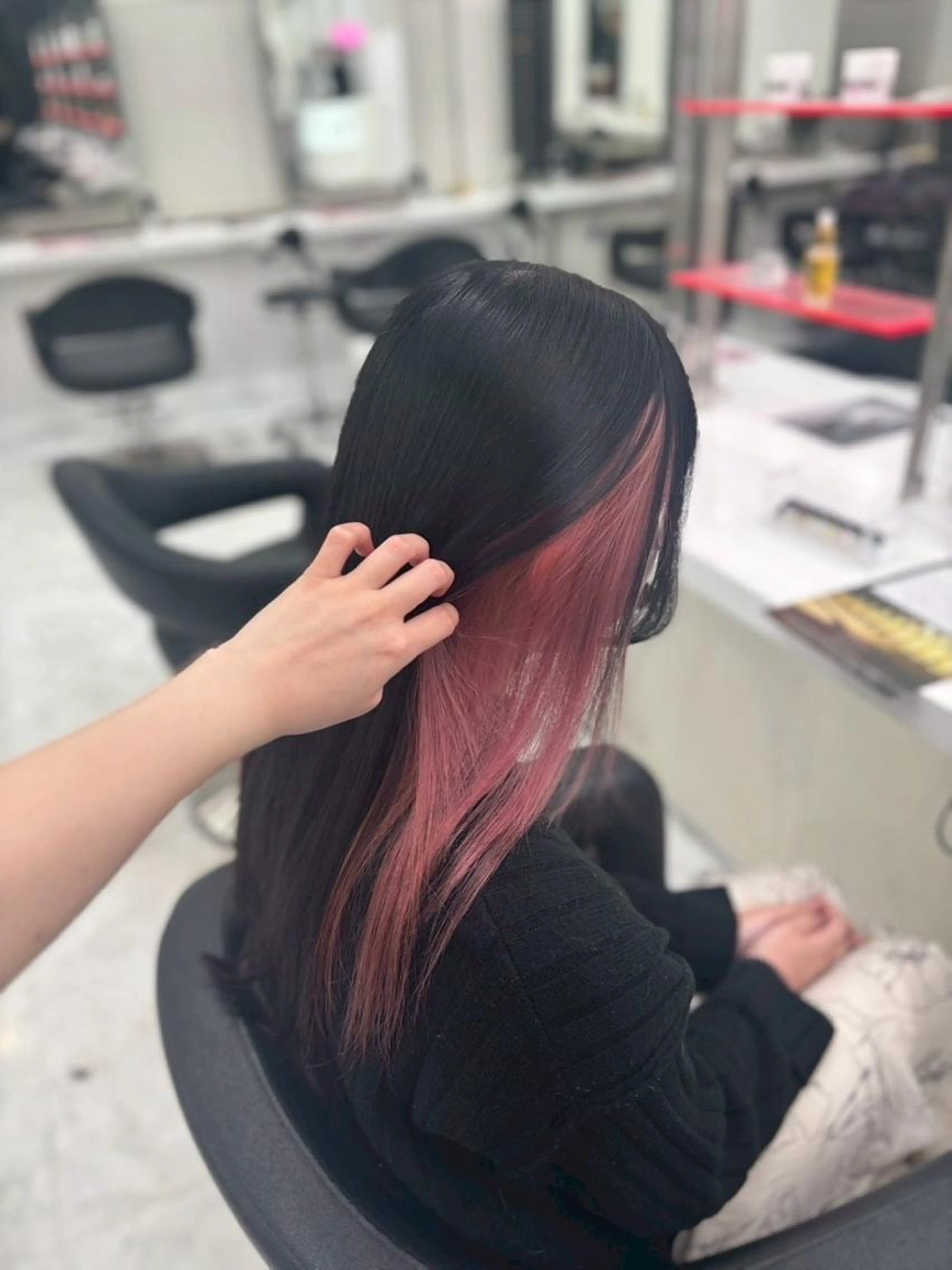 【💗髪色が厳しい方にもおすすめ💗】隠せる‼️ポイントブリーチ1回(インナーカラー/イヤリングカラー)＋全体カラーの写真