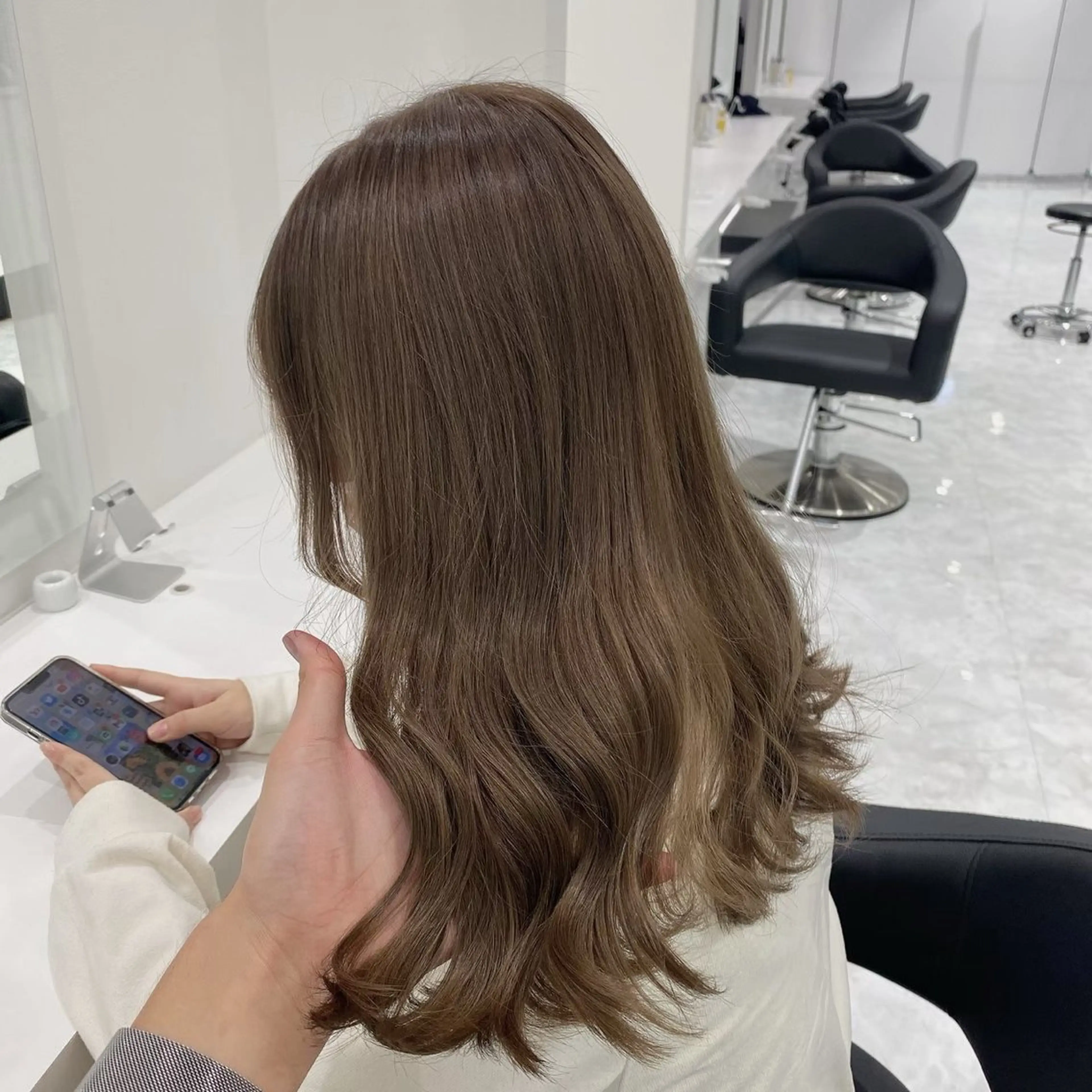 セミロング カラー ヘアアレンジ 🫧モテる💗ダメー ジレスハイトーン🫧のヘアスタイル