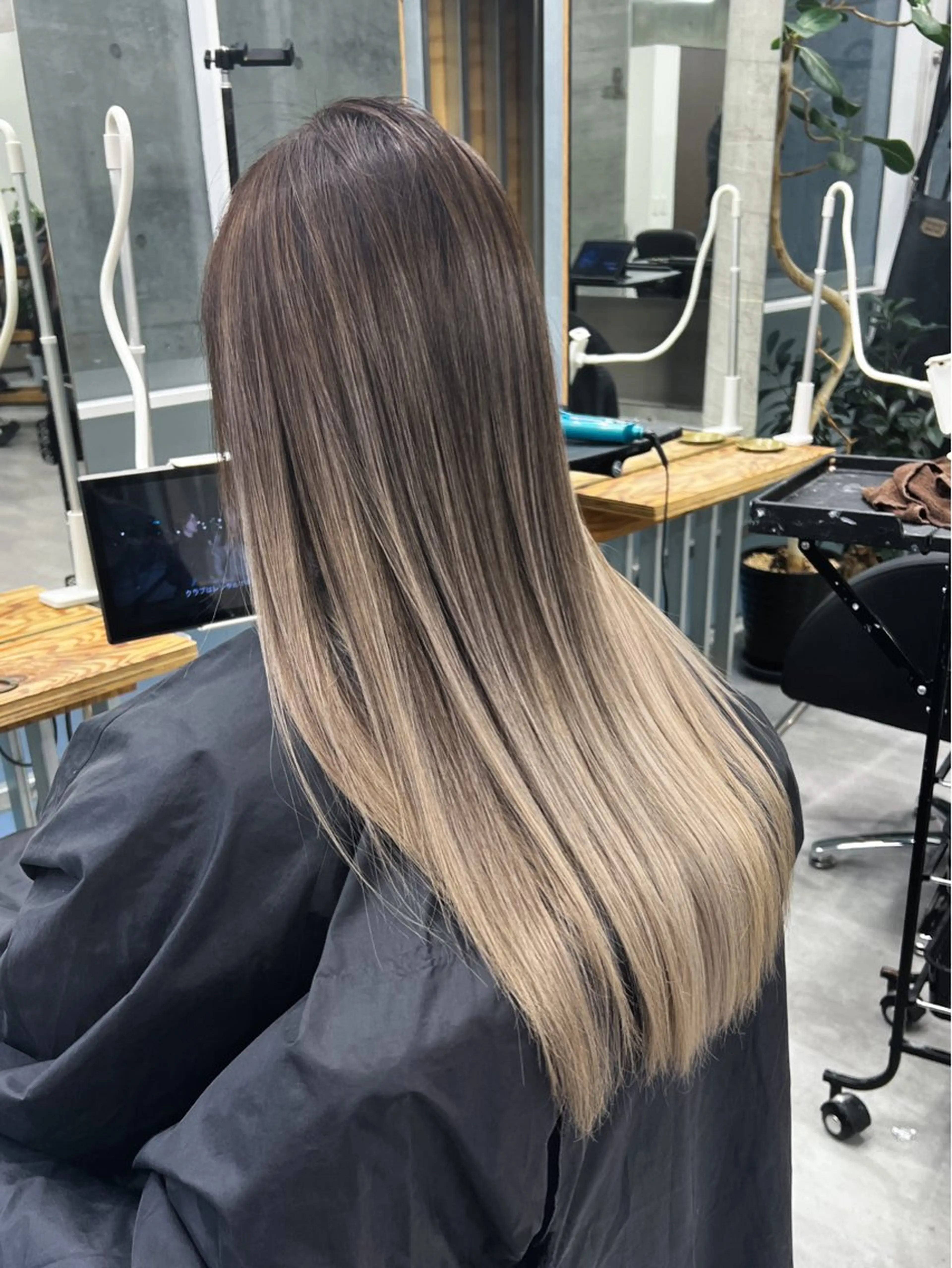 ロング カラー バレイヤージュ ブリーチ レイヤーカット ヘアカラー トリートメント welring hair salonのヘアスタイル