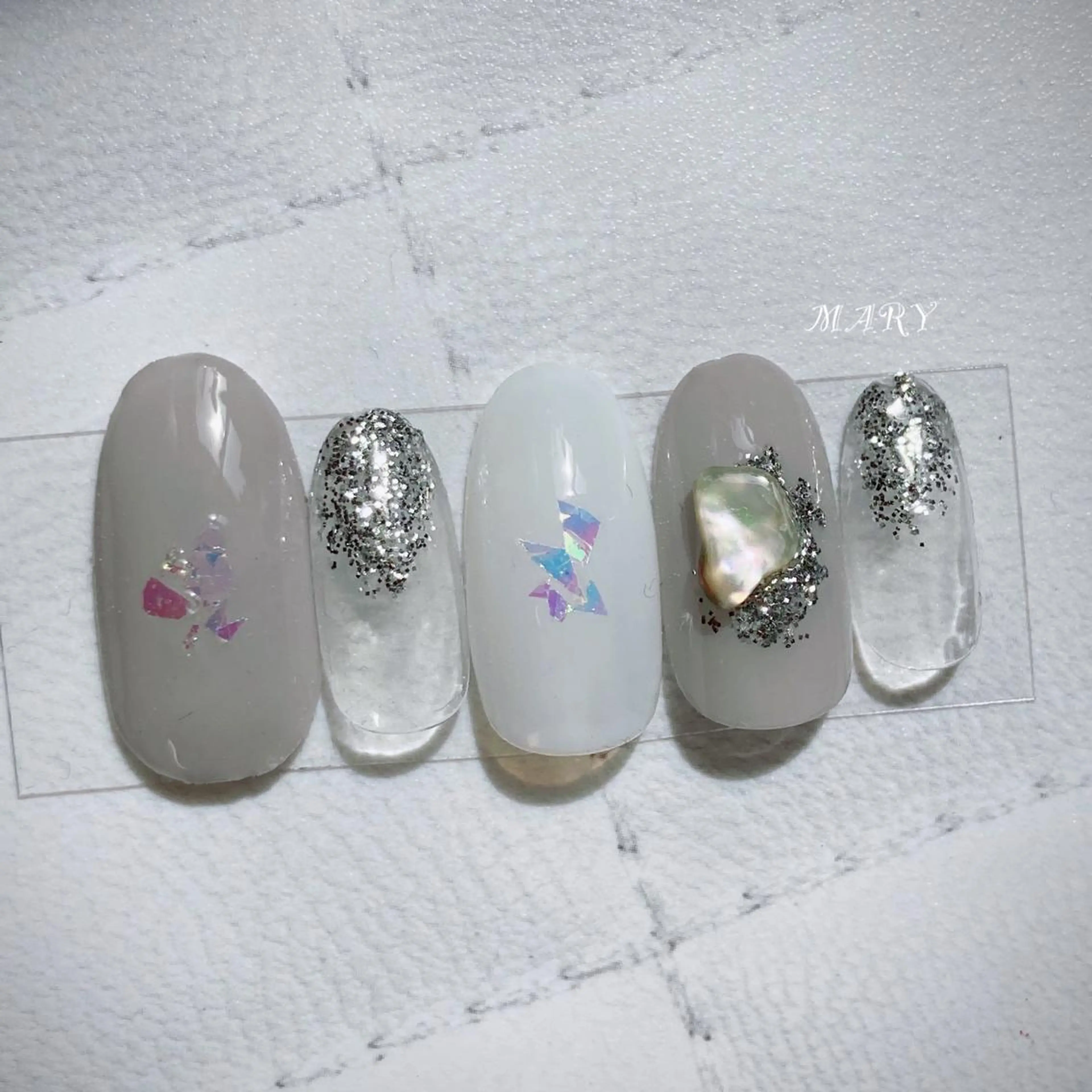 ネイル オーロラネイル キラキラネイル ニュアンスネイル ワンカラーネイル ホワイト ハンドネイル Mary nail .narumiのネイルデザイン
