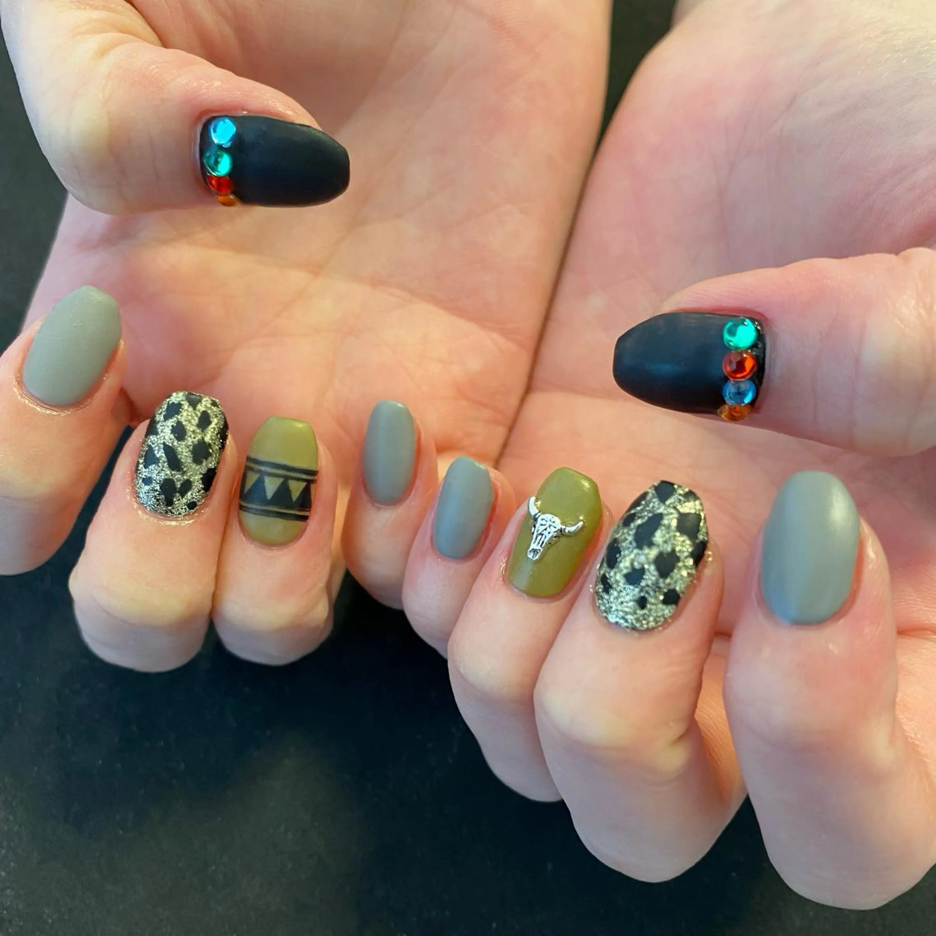 ネイル シルバー ストーンネイル nail*157 .のネイルデザイン