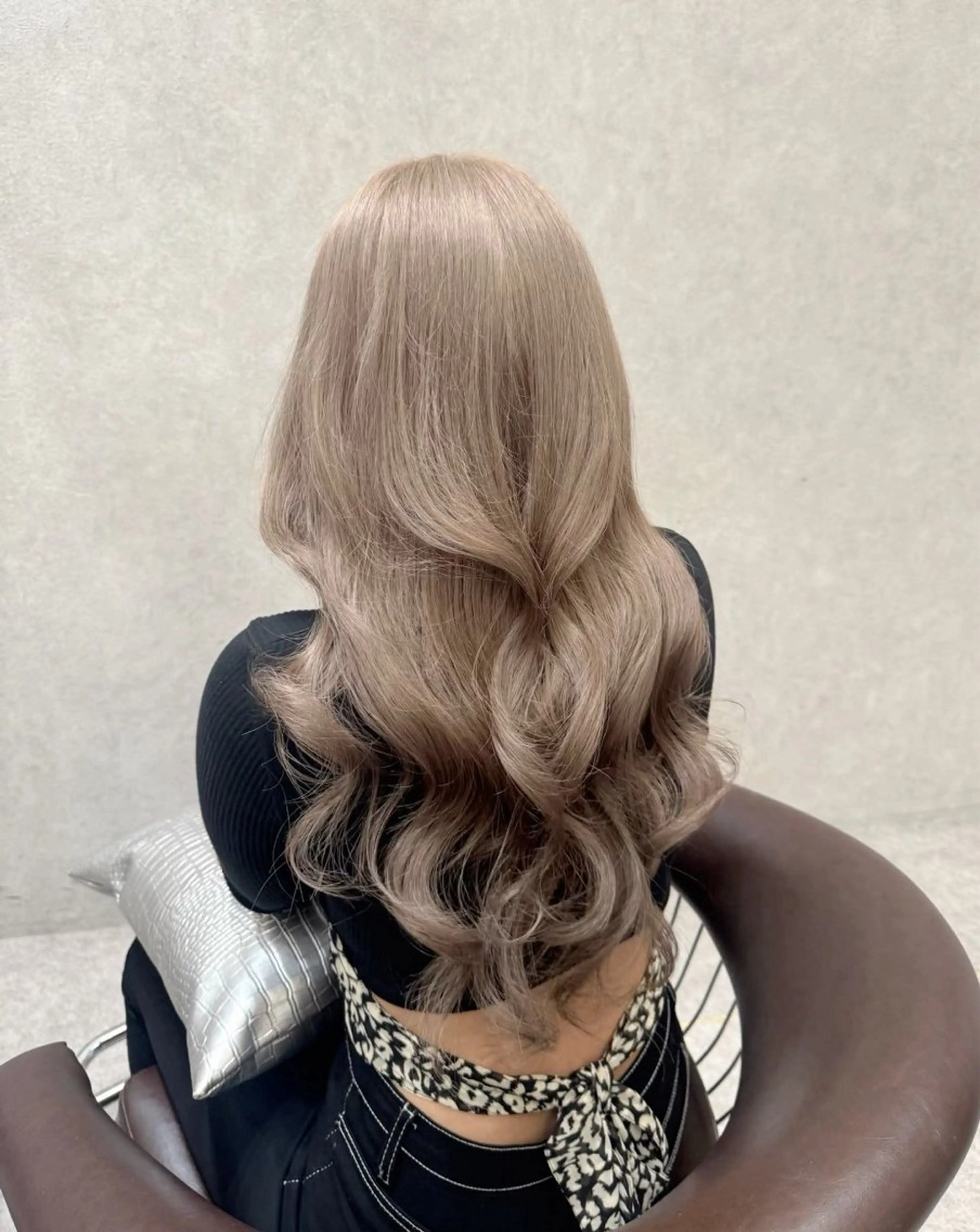 ロング カラー ヘアカラー トリートメント Lond Le'a /ハイトーンカラーのヘアスタイル