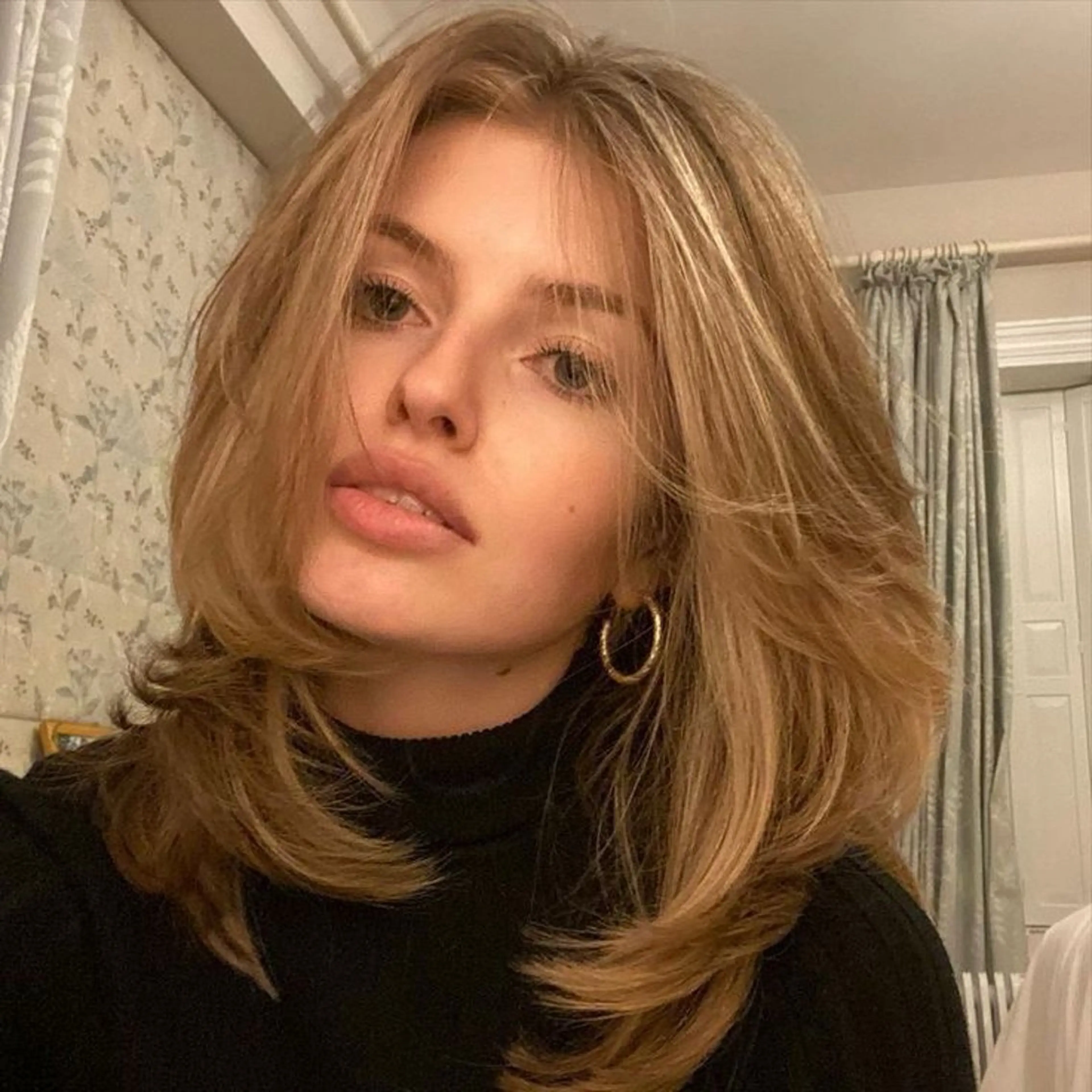 ミディアム 小野山 みのかのヘアスタイル