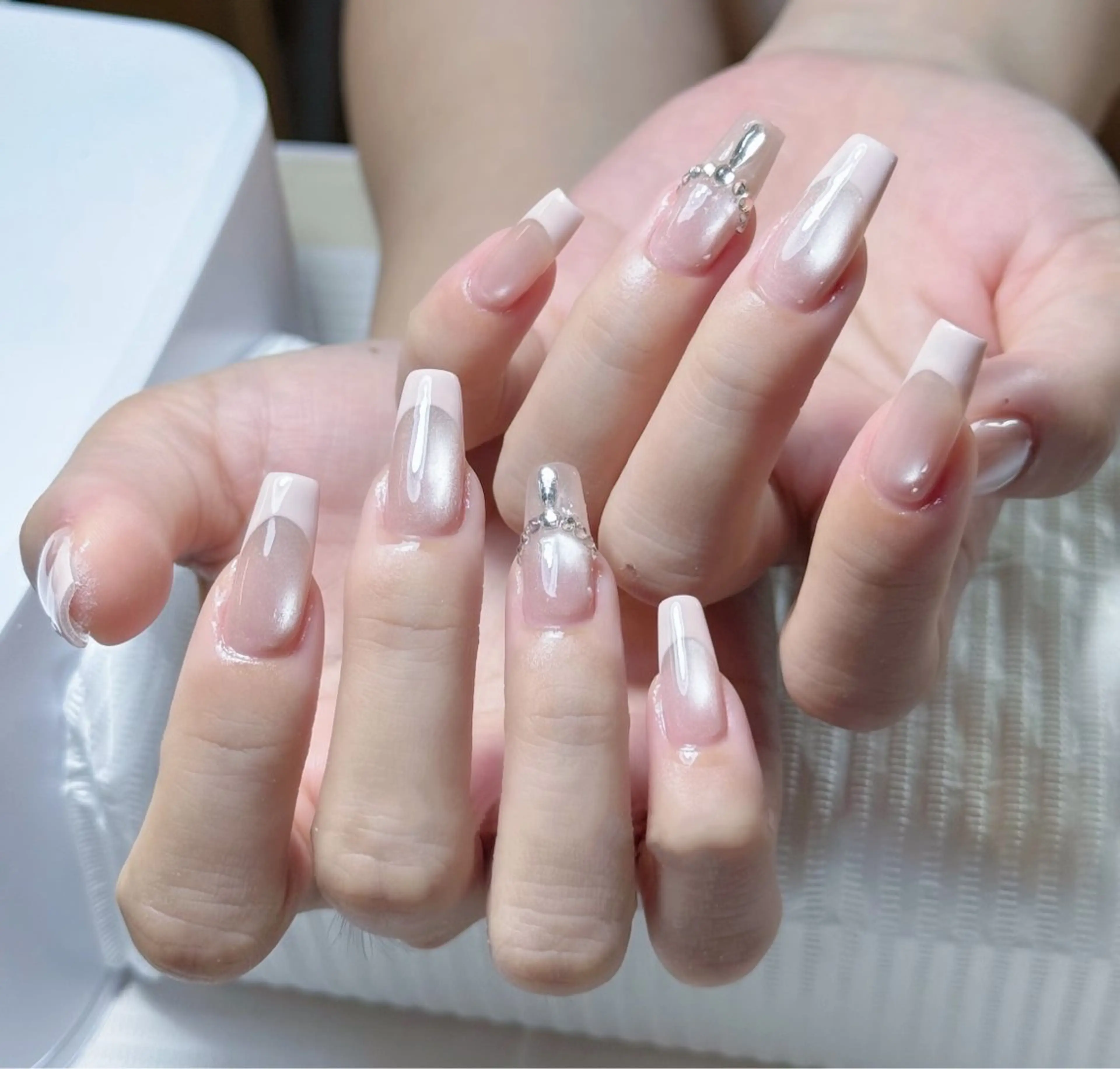 ネイル フレンチネイル 韓国ネイル マグネットネイル シンプルネイル 春ネイル ハンドネイル Rainbow Nailのネイルデザイン