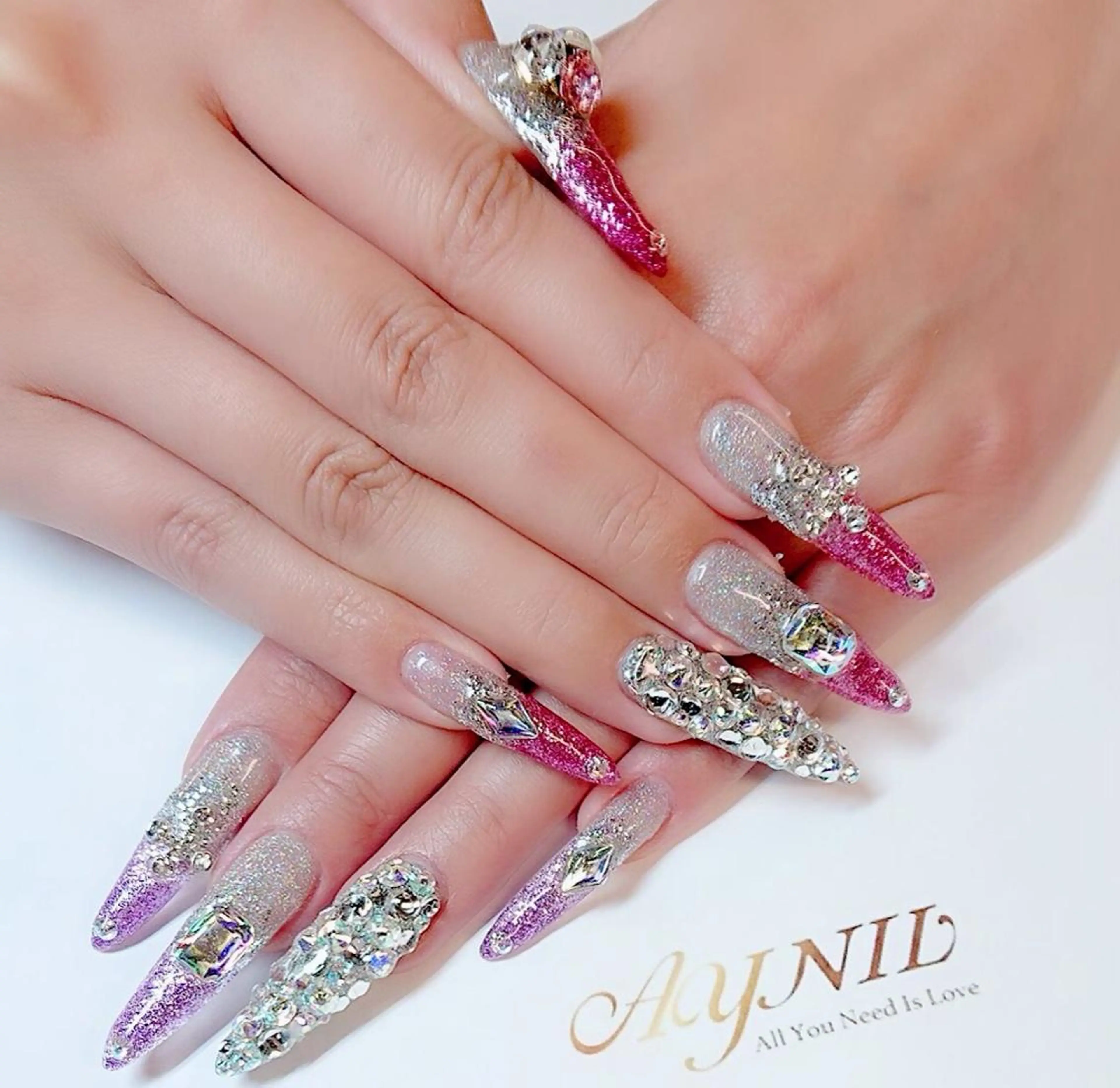 ネイル キラキラネイル ハンドネイル 🦋AYNIL🦋 ナチュラル専門店♥️のネイルデザイン