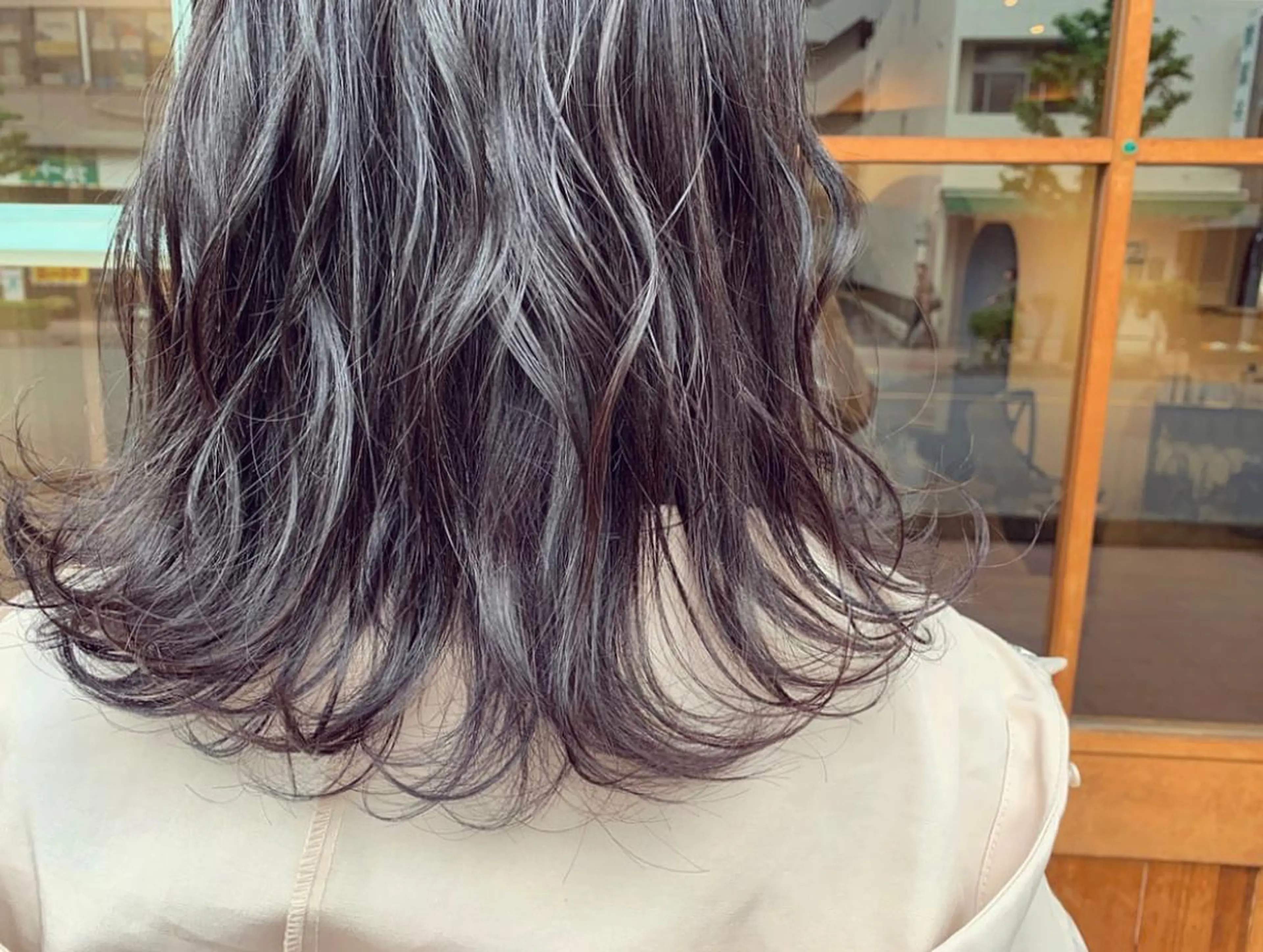 セミロング カラー ブリーチ 透明感カラー ラベンダーカラー ラベンダーグレー たかいわ みきのヘアスタイル