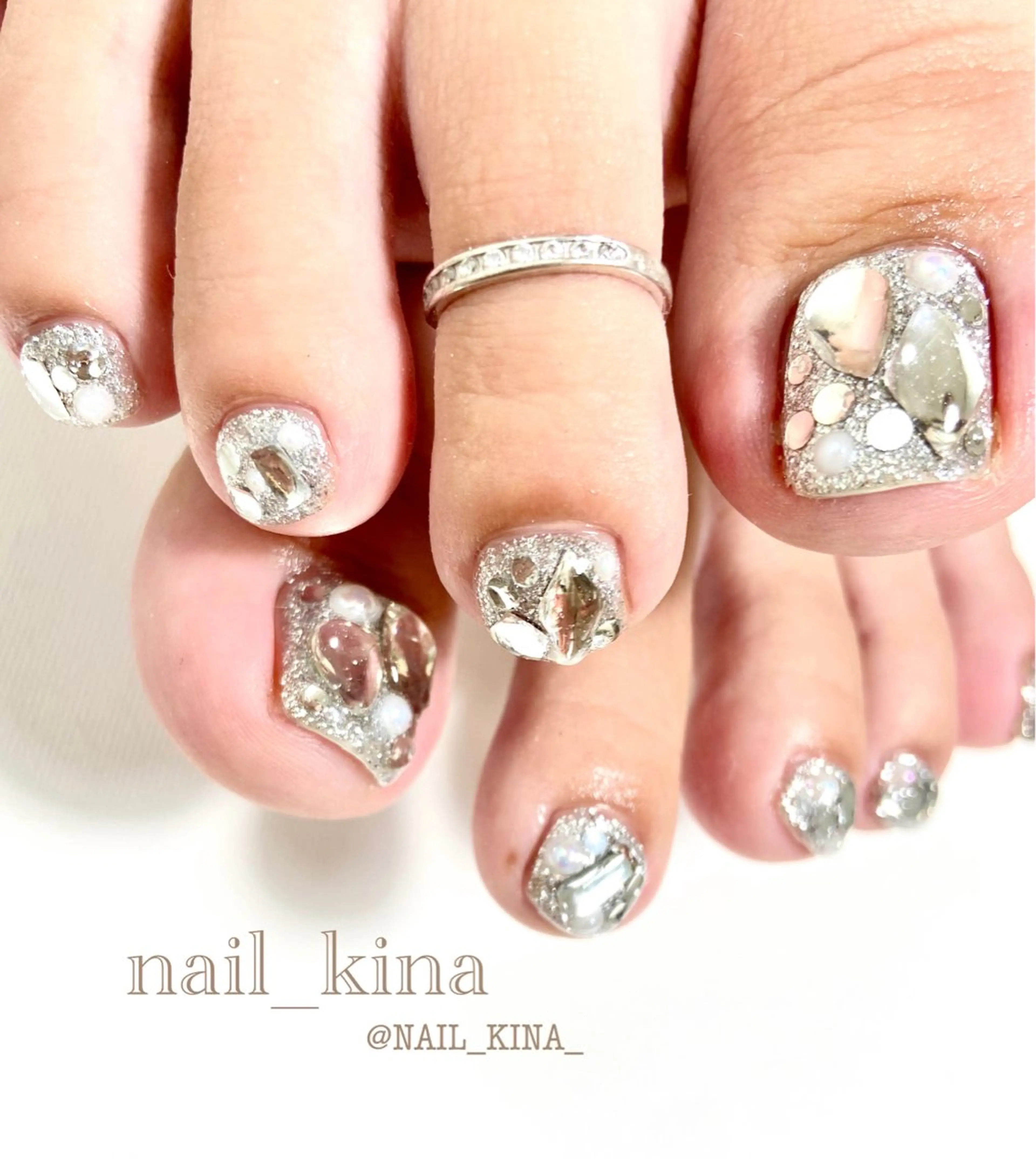 ネイル フットネイル キラキラネイル nail_ kinaのネイルデザイン