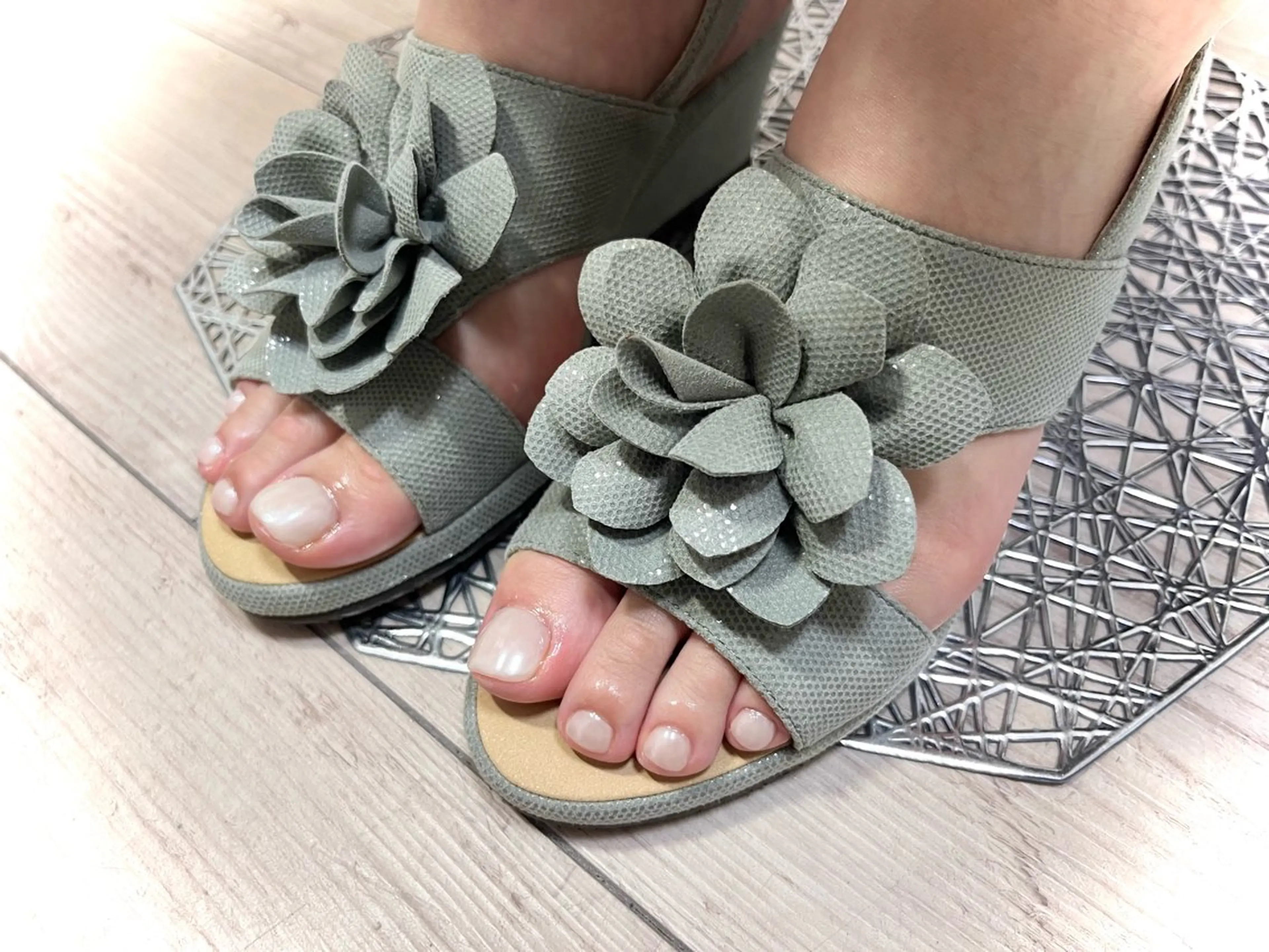 ネイル フットネイル ジェルネイル ミラーネイル パラジェル ホワイト フットネイル himitsukichi所属・himitsu kichiのネイルデザイン