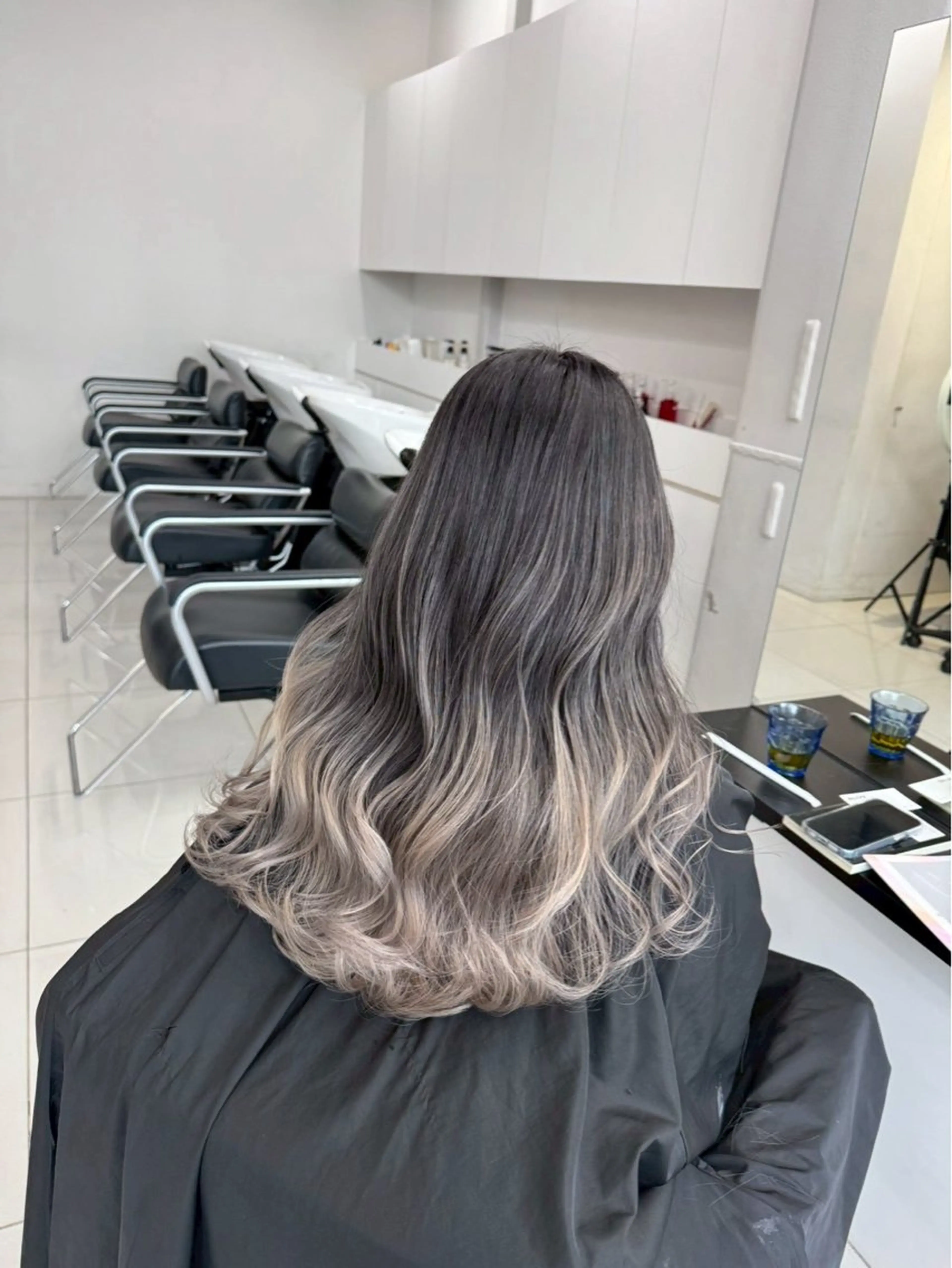 カラー バレイヤージュ シルバー ヘアカラー トリートメント ALIVE 小池柚葉のヘアスタイル