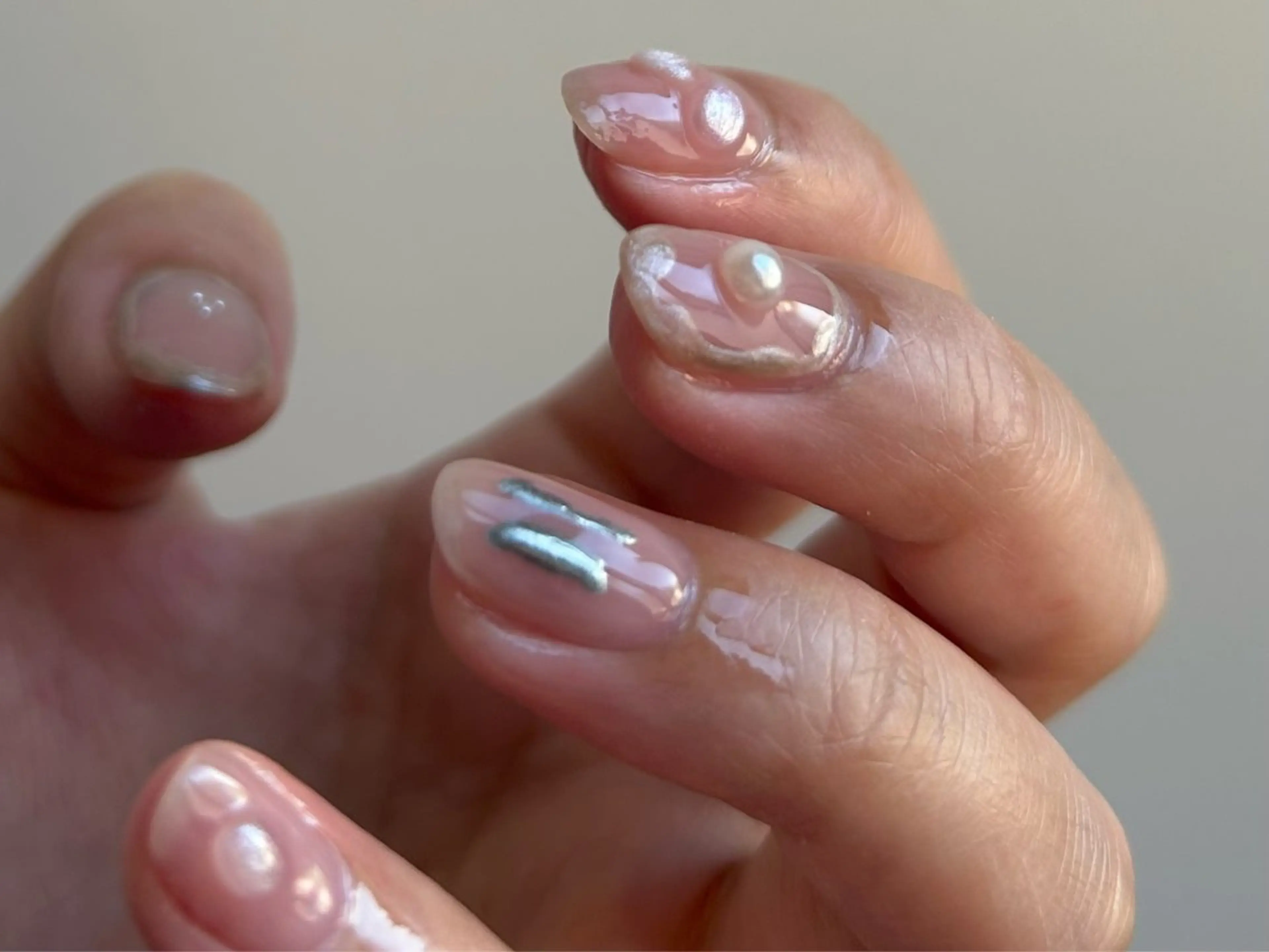 当店にあるデザインの中から選ぶスタイルです。ご自身でオフできるピールオフジェルに変更可能です。の写真