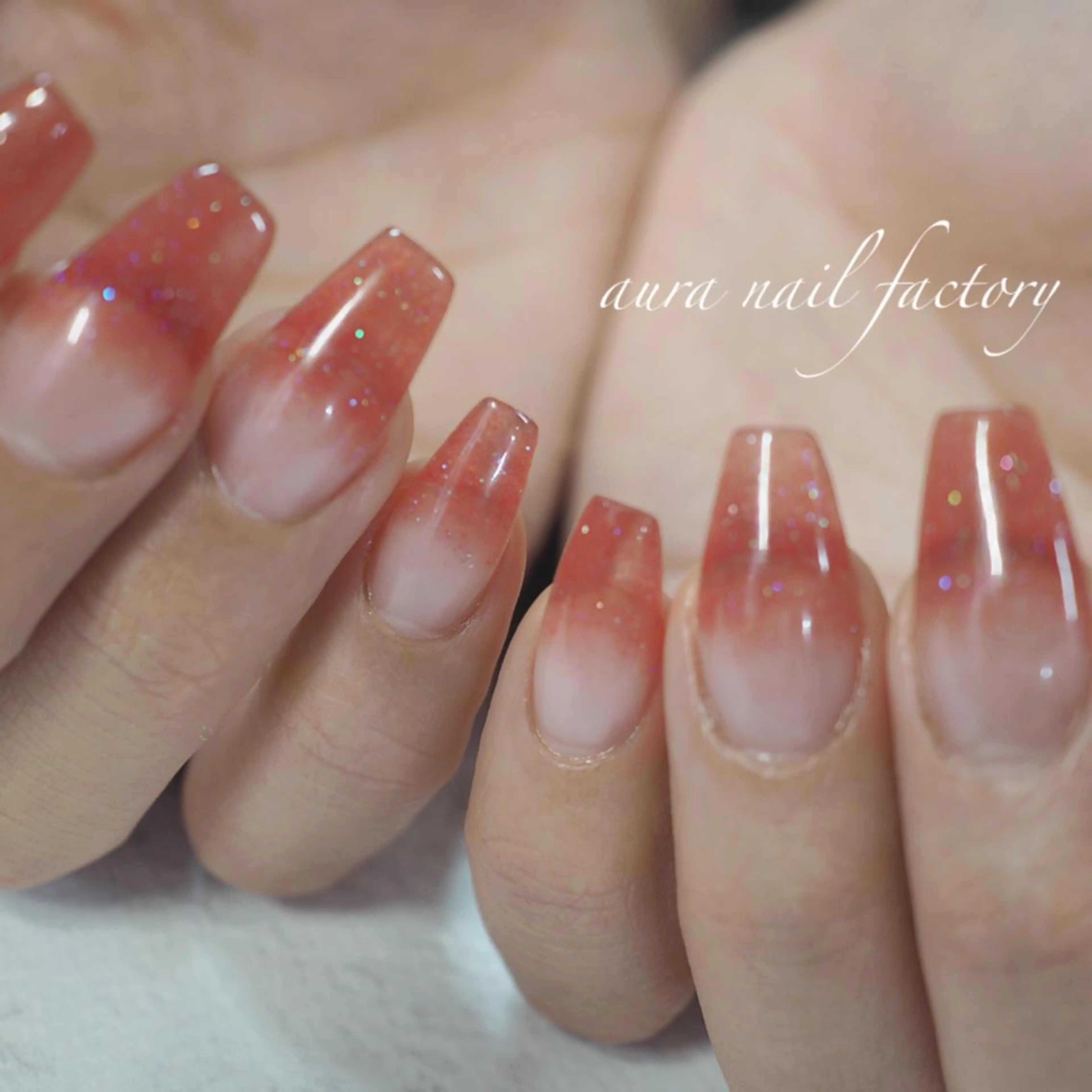 ミディアム カラー ネイル グラデーションカラー グラデーション 赤色 スカルプネイル 赤羽 aura 深爪を断らない✨のネイルデザイン