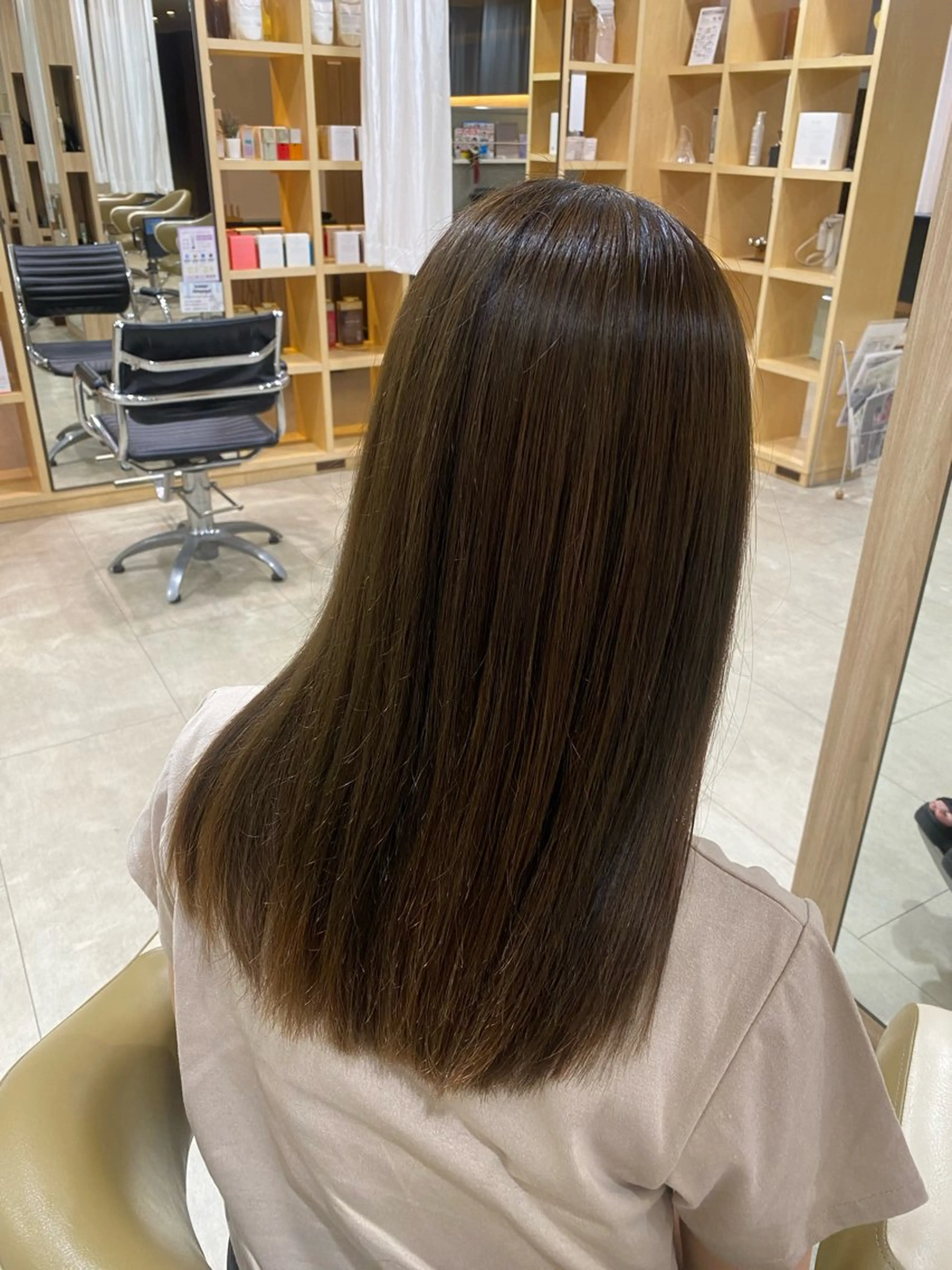 ロング カラー ブリーチ グレージュ イルミナカラー ブリーチなしカラー オリーブグレージュ 松本 絢乃のヘアスタイル