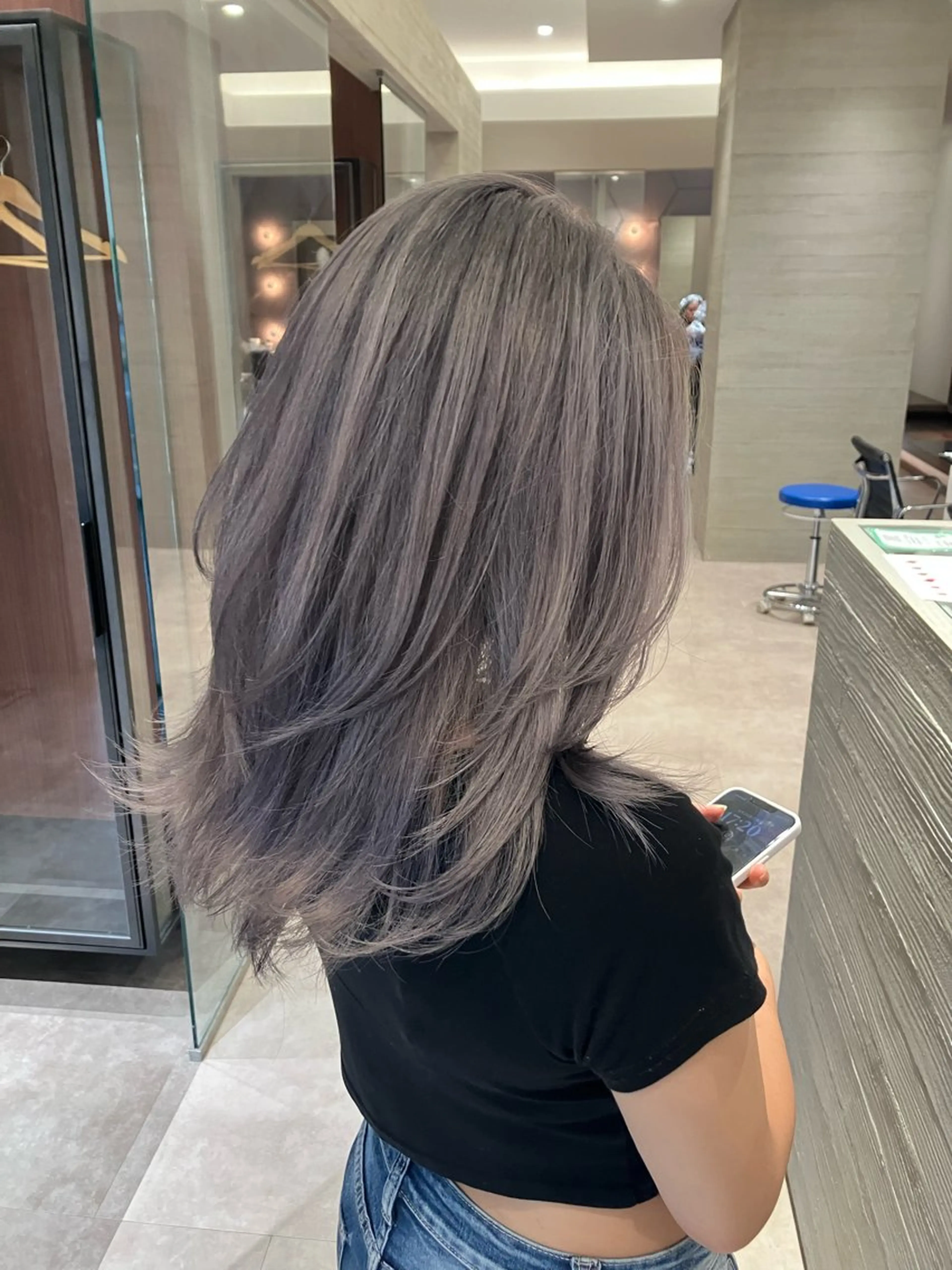 ロング カラー ブリーチ シルバー レイヤーカット サキ🤍ハイトーン 🩰くびれ巻きヘアのヘアスタイル