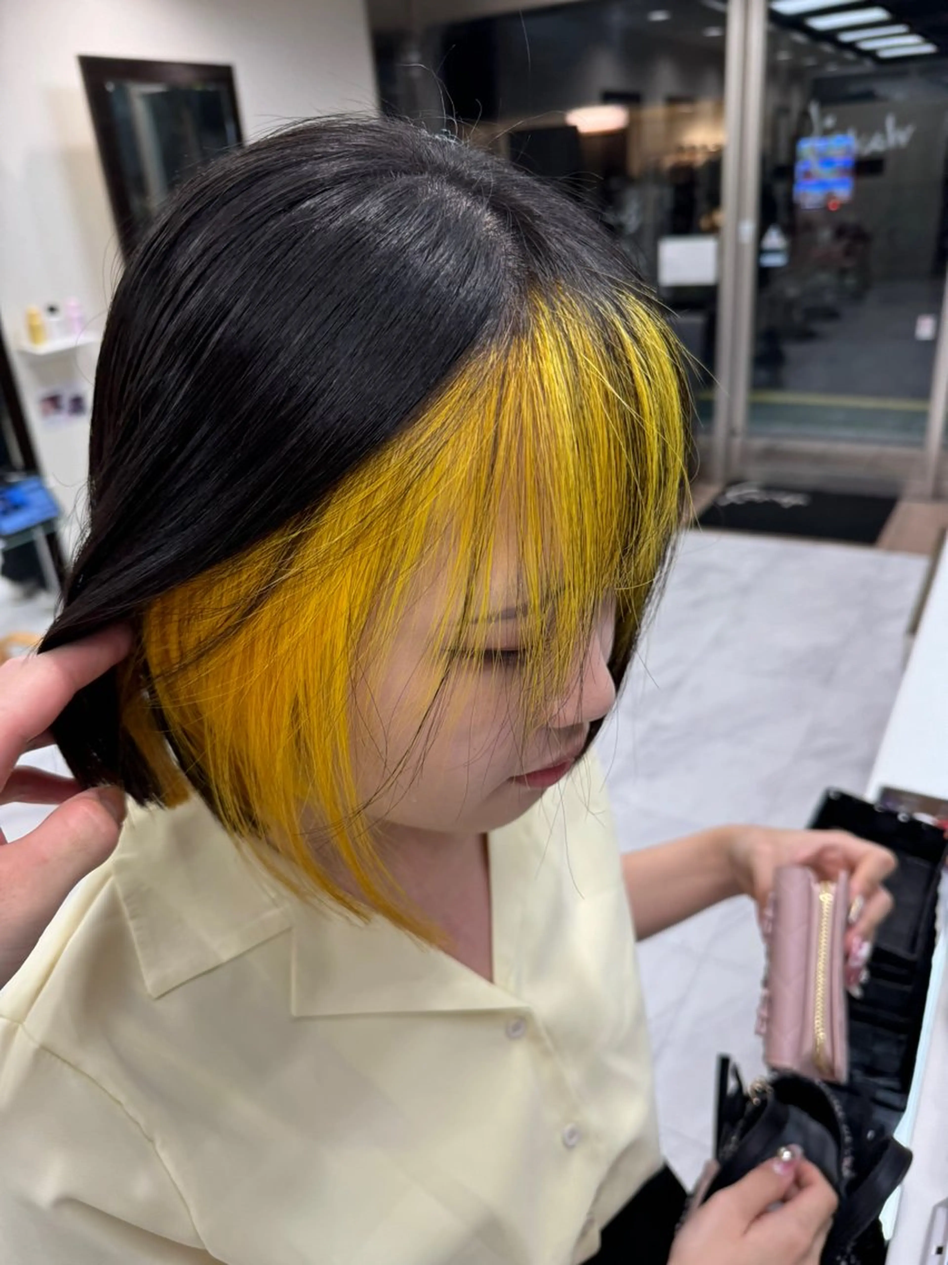 ミディアム カラー ヘアアレンジ 切りっぱなしボブ ミストバング ブリーチ デザインカラー ダブルカラー ヘアカラー トリートメント Zina 大宮所属・目黒 碧人のヘアスタイル