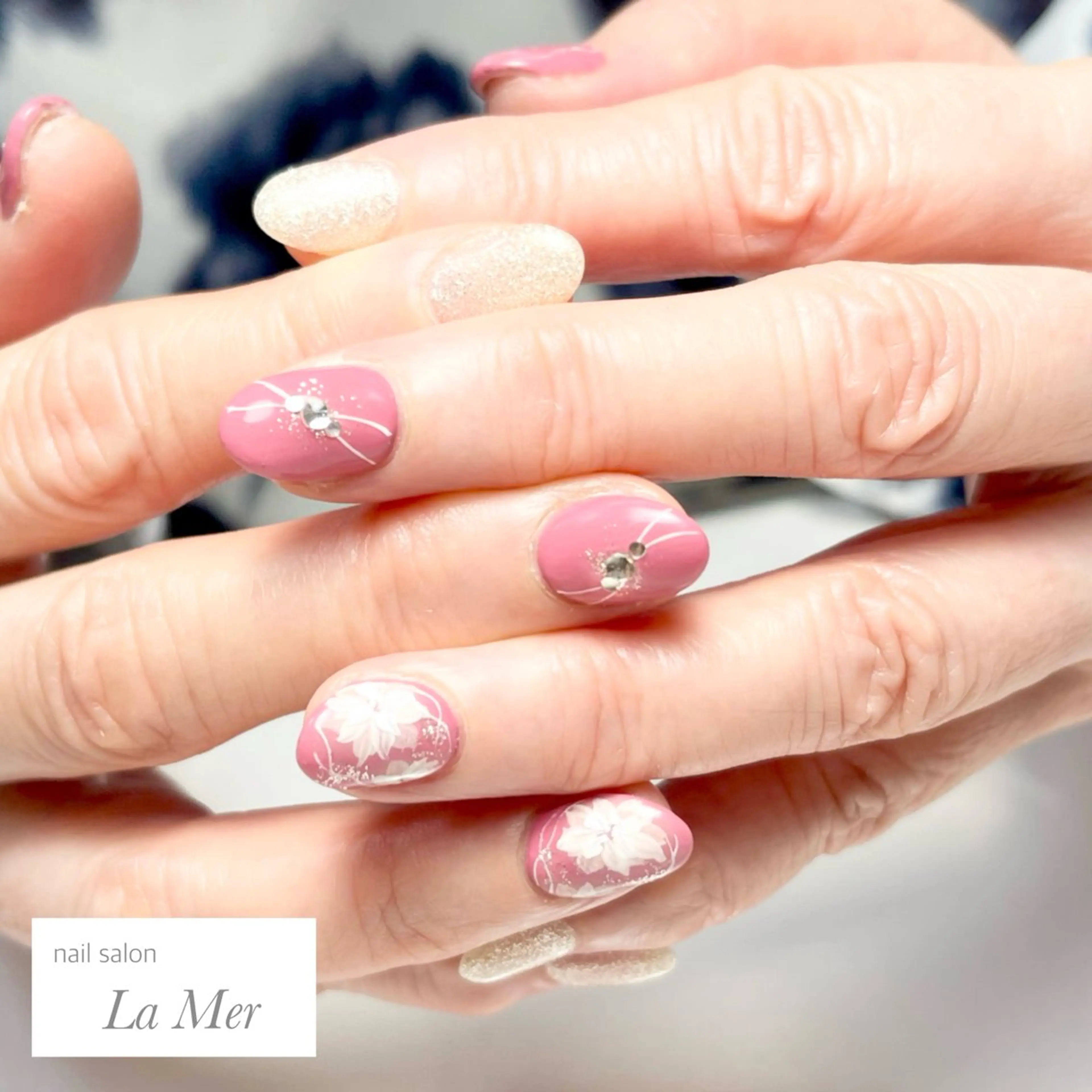 ネイル フラワーネイル ラメ(グリッター) ピンク 冬ネイル nailsalon La Merのネイルデザイン