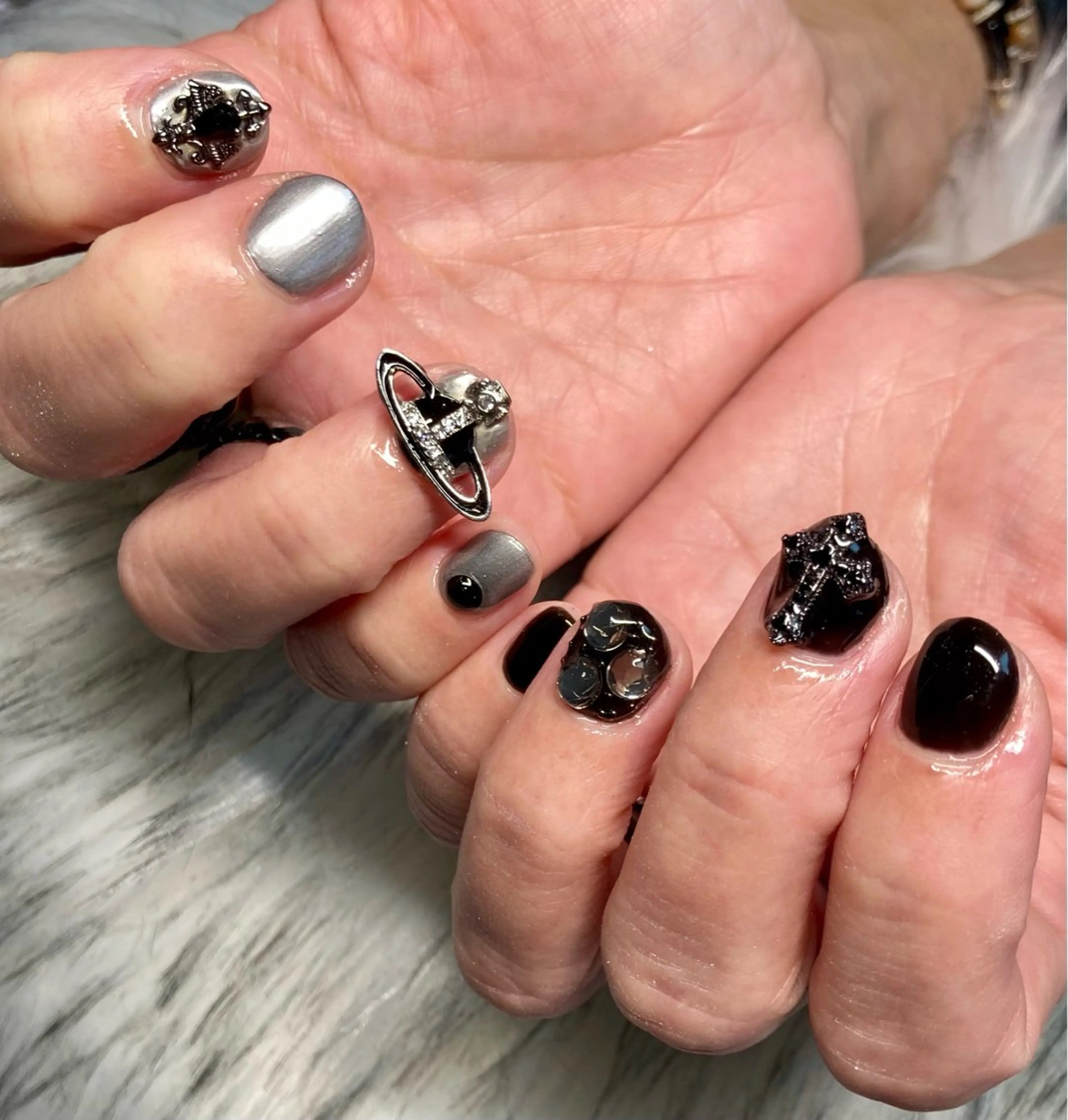 ネイル ショートネイル シルバー ストーンネイル salon 喜’s casaのネイルデザイン