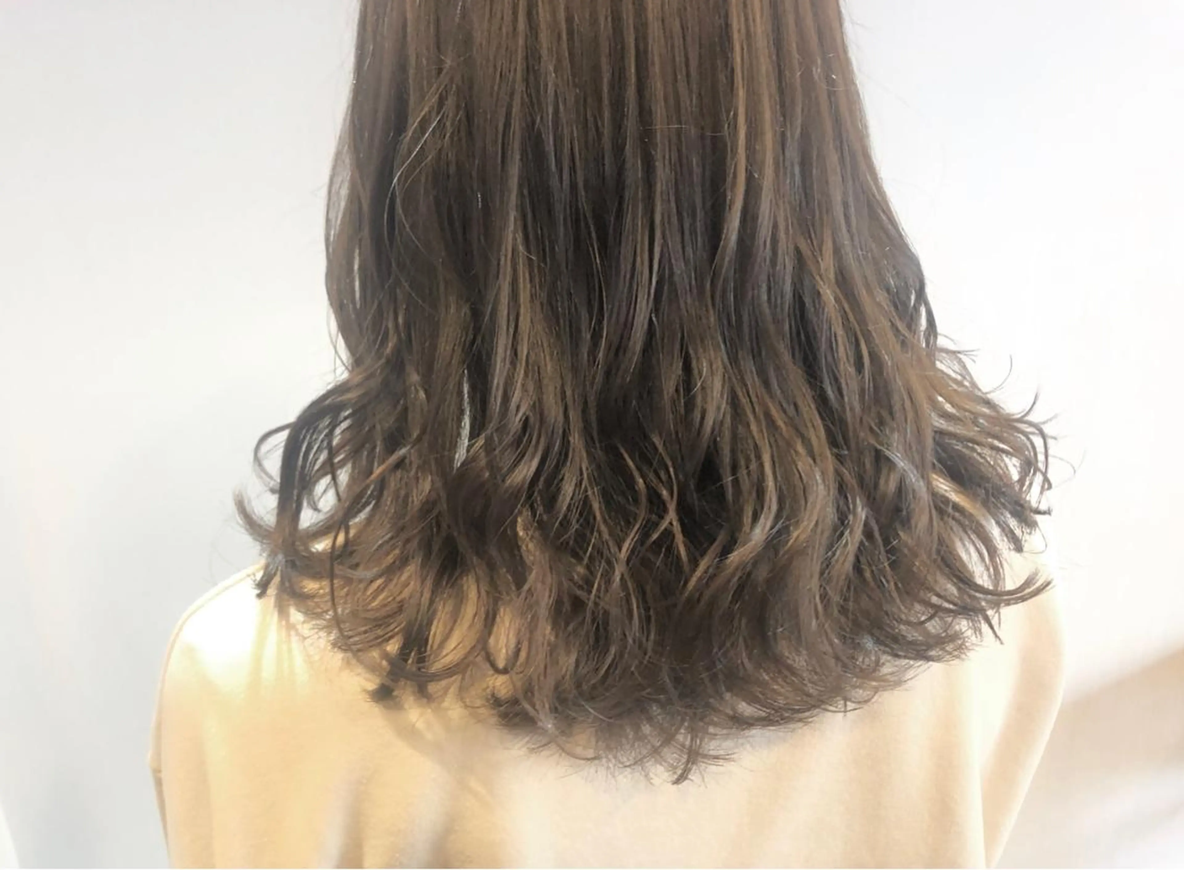 ミディアム カラー グレージュ シアーグレージュ 新井 友菜のヘアスタイル