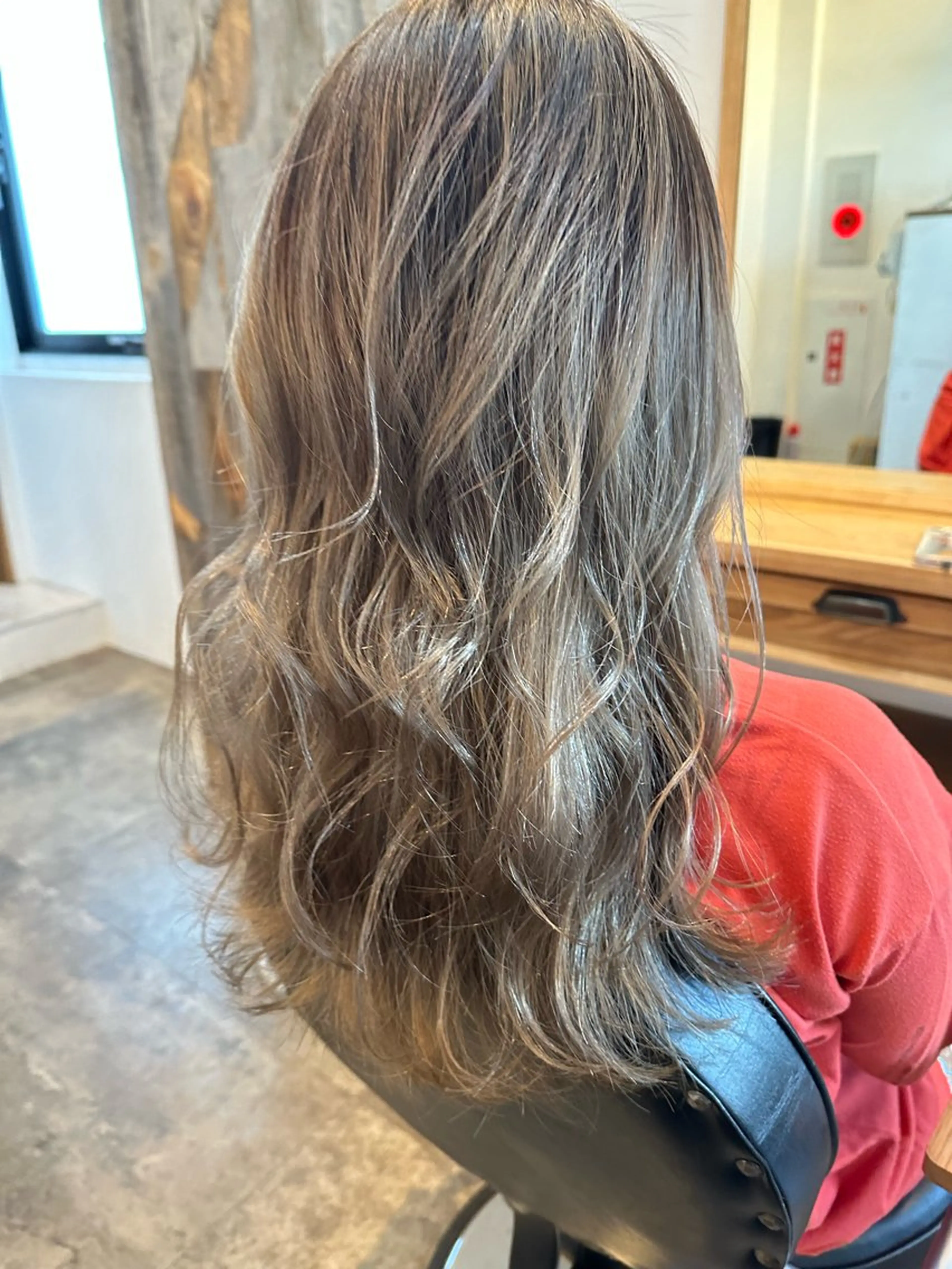 ロング ブリーチなしベージュ カラー佐藤華厘のヘアスタイル