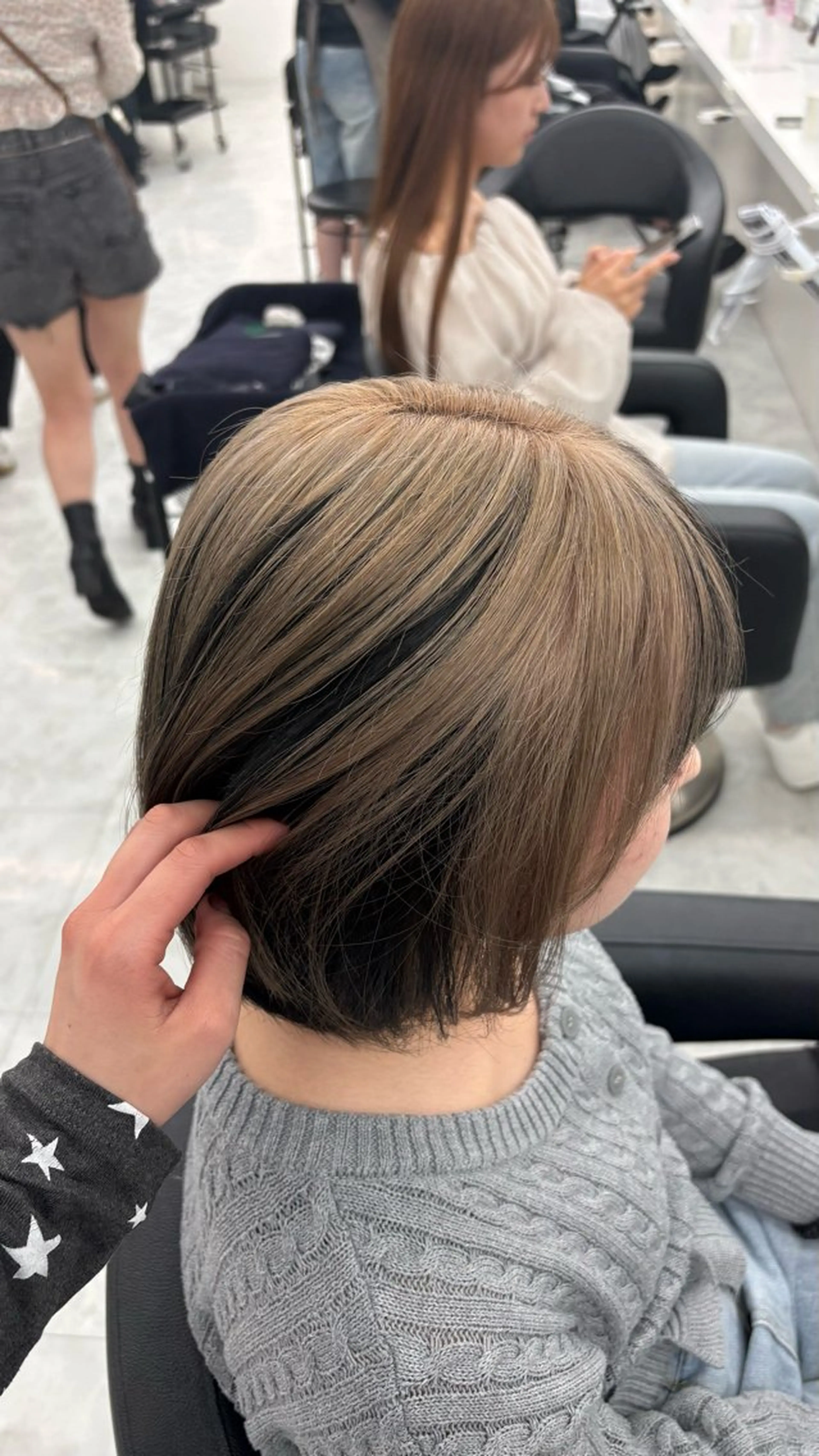 ミディアム カラー 🖤ハイトーン× レイヤー🖤SARAのヘアスタイル