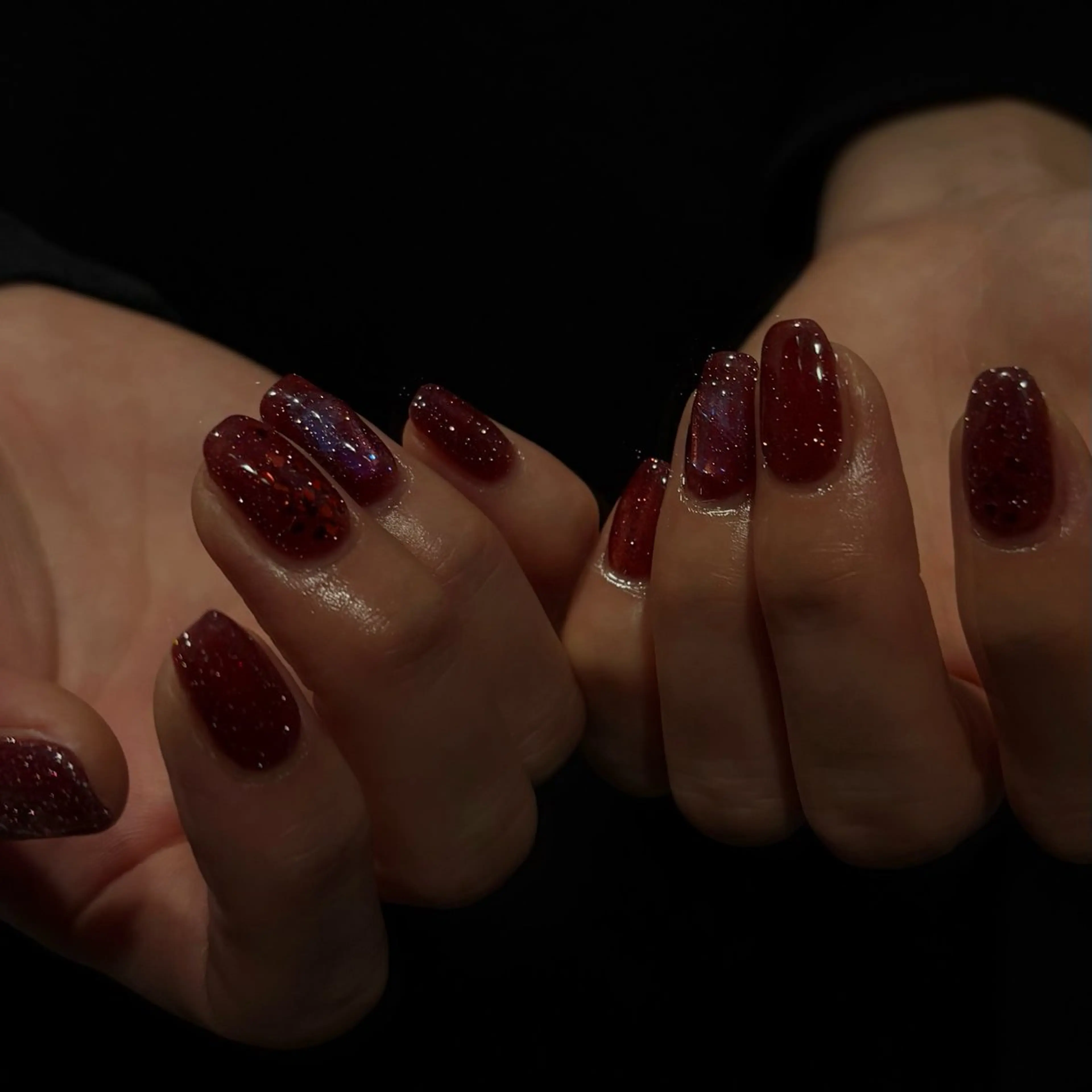 ネイル フラッシュネイル 韓国ネイル ラメ(グリッター) マグネットネイル 赤色 ハンドネイル amuse ニュアンス/個性派のネイルデザイン