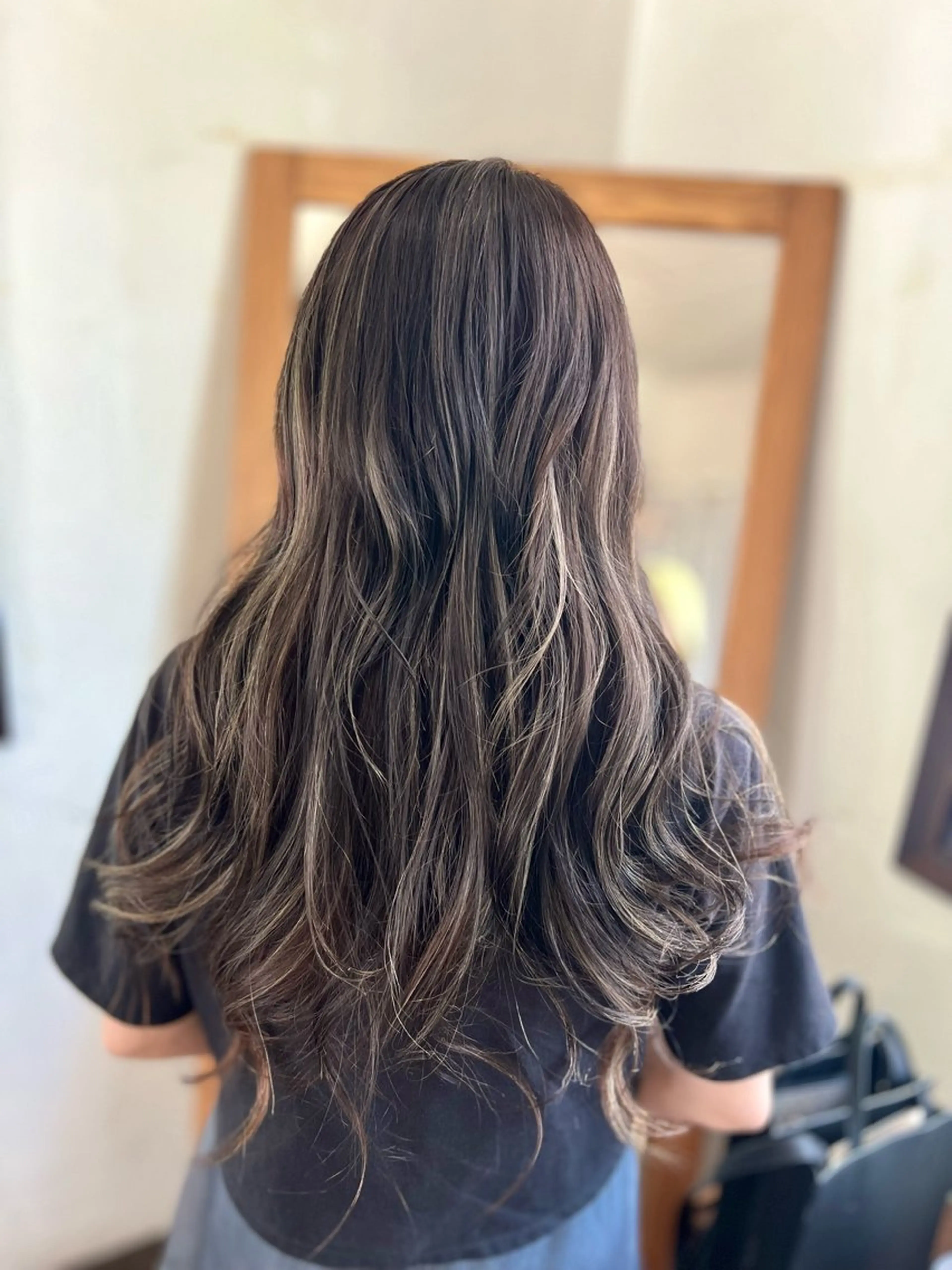 ロング カラー アッシュ アッシュグレー ブリーチ ハイライトカラー ハイライト ヘアカラー トリートメント Style Tのヘアスタイル