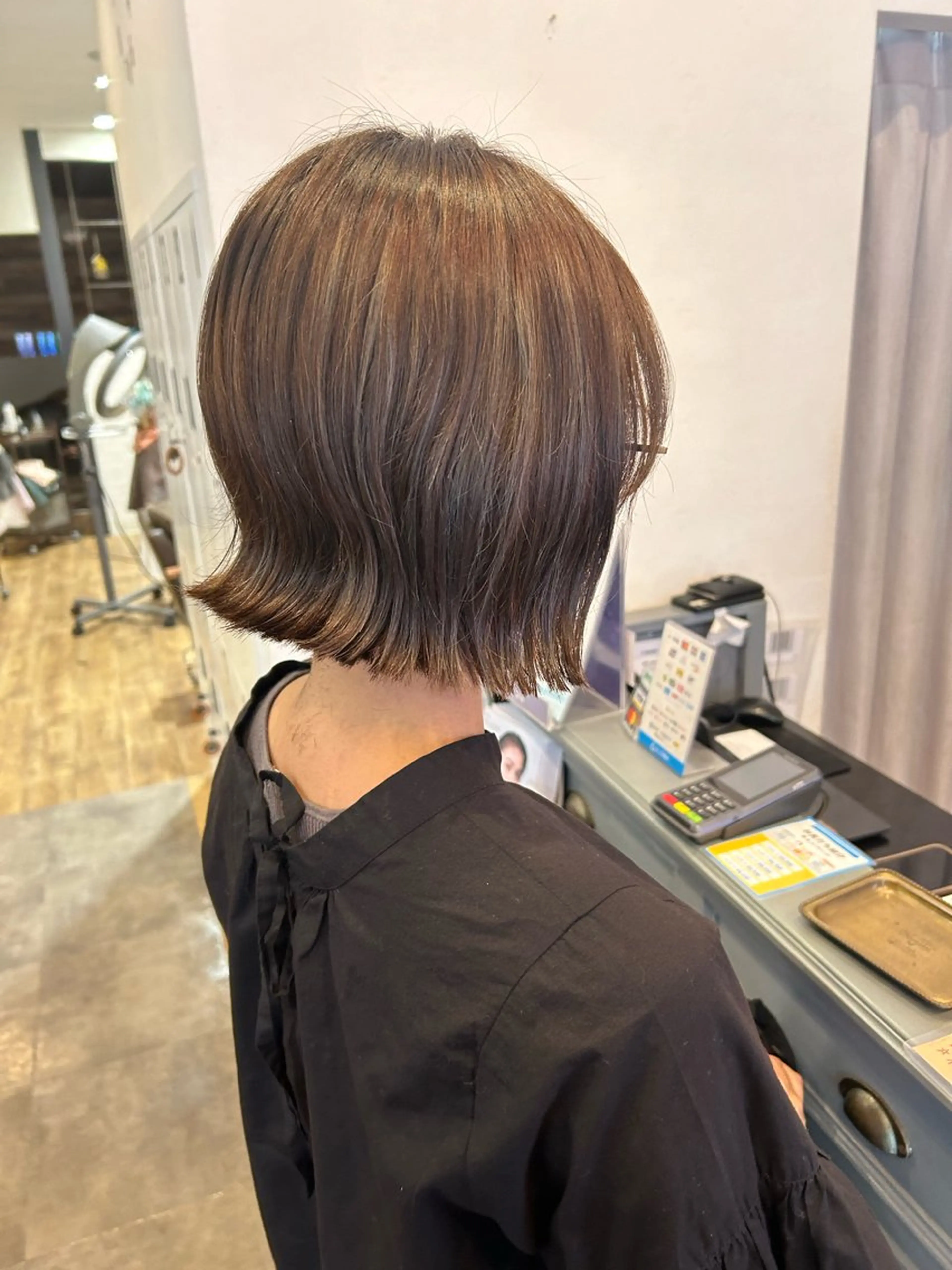 ショート ボブ 外ハネヘア カット ヘアカラー mai /attraのヘアスタイル