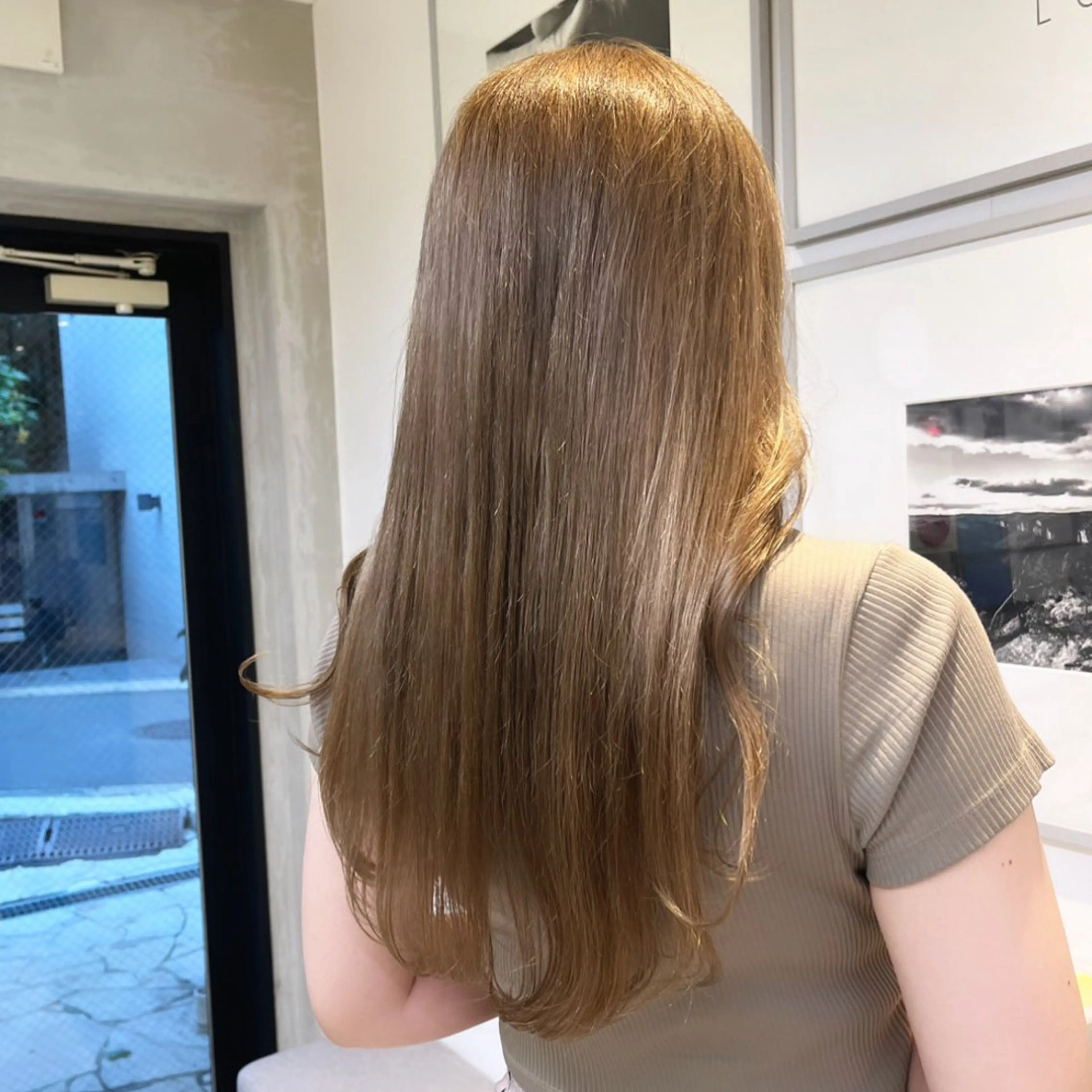 ロング カラー ベージュカラー ブラウンカラー ブラウンベージュ ダブルカラー ハイトーンカラー ヘアカラー トリートメント ヘッドスパ ヘアセット カジュアルを女っぽく 𝗮𝘆𝗮𝗰𝗼のヘアスタイル