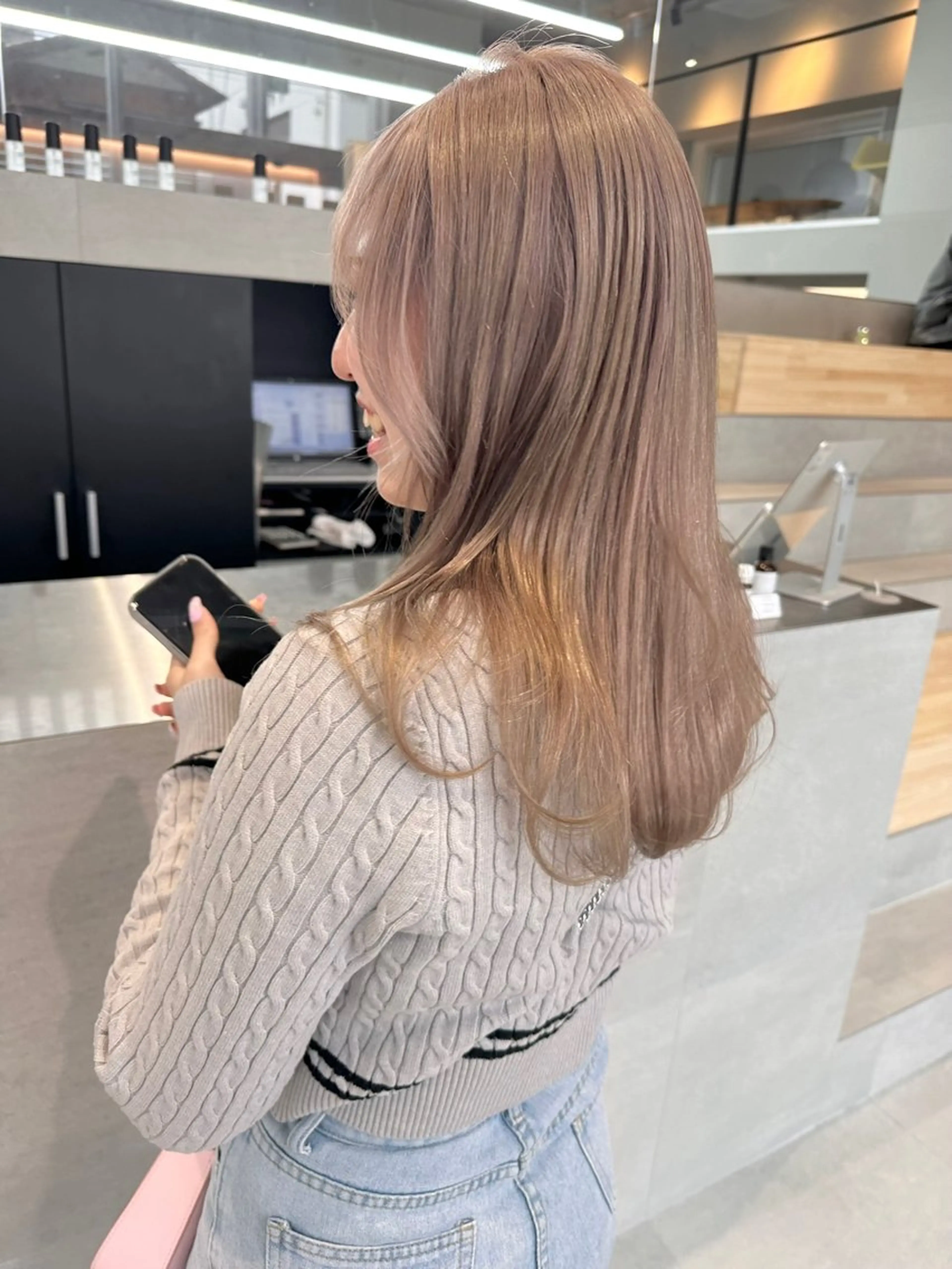 ロング カラー ベージュカラー 透明感カラー ハイトーンカラー ミルクティーベージュ 染谷 遥花のヘアスタイル