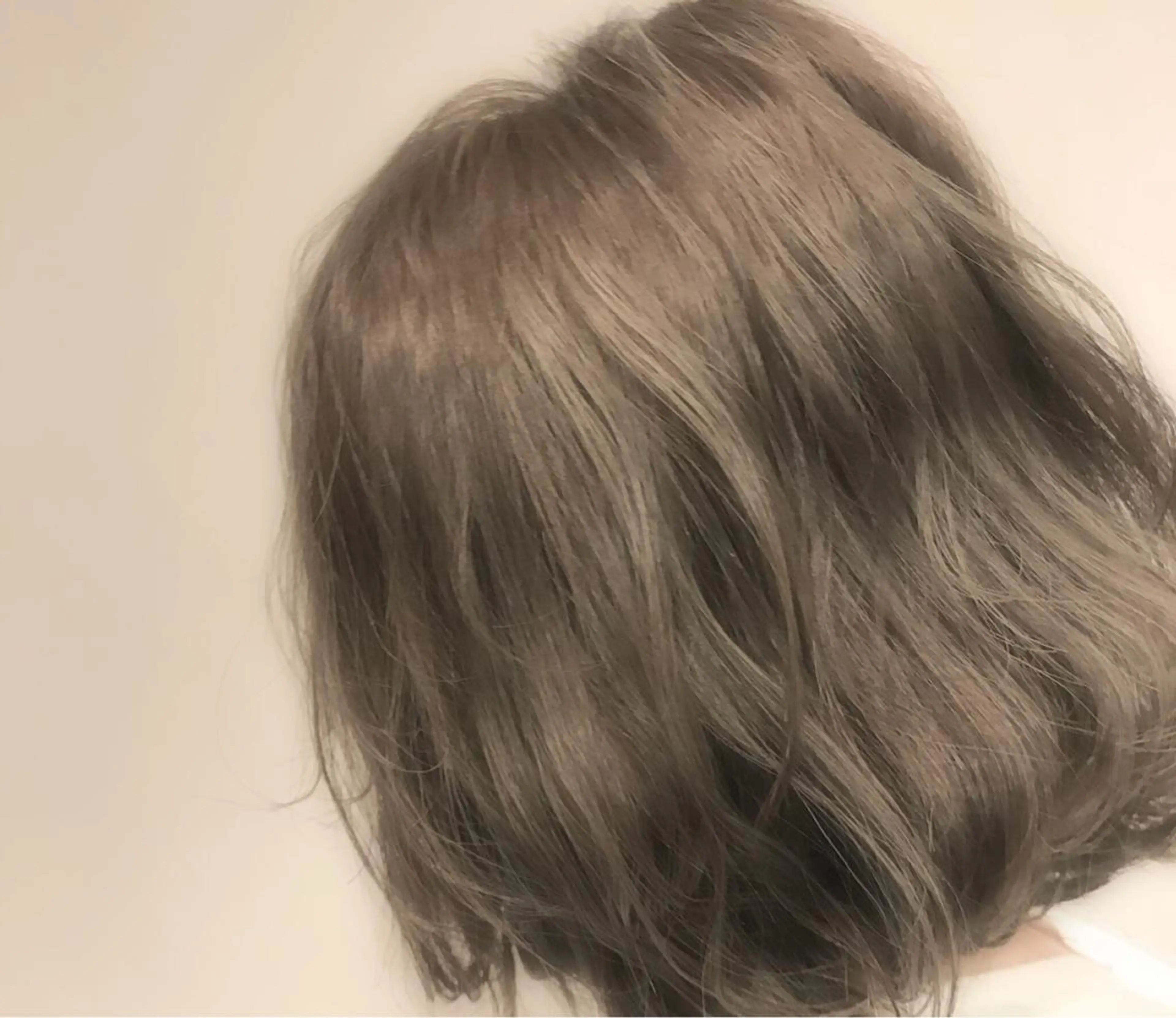 ミディアム カラー ヘアアレンジ グレージュ 小國 綾かのヘアスタイル
