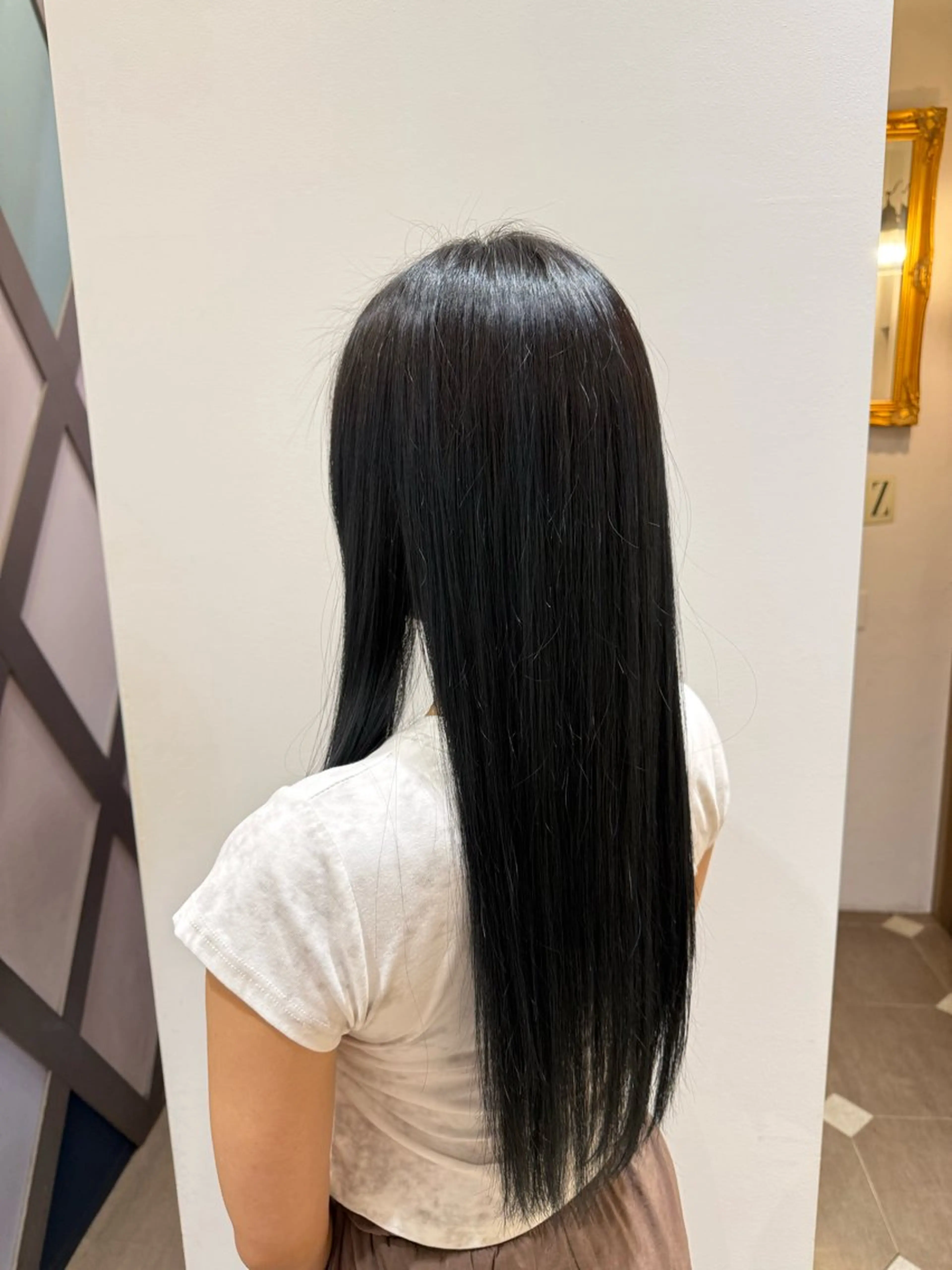 ロング カラー 黒髪 ブルーカラー ブルーブラック ヘアカラー 橘田 すずのヘアスタイル