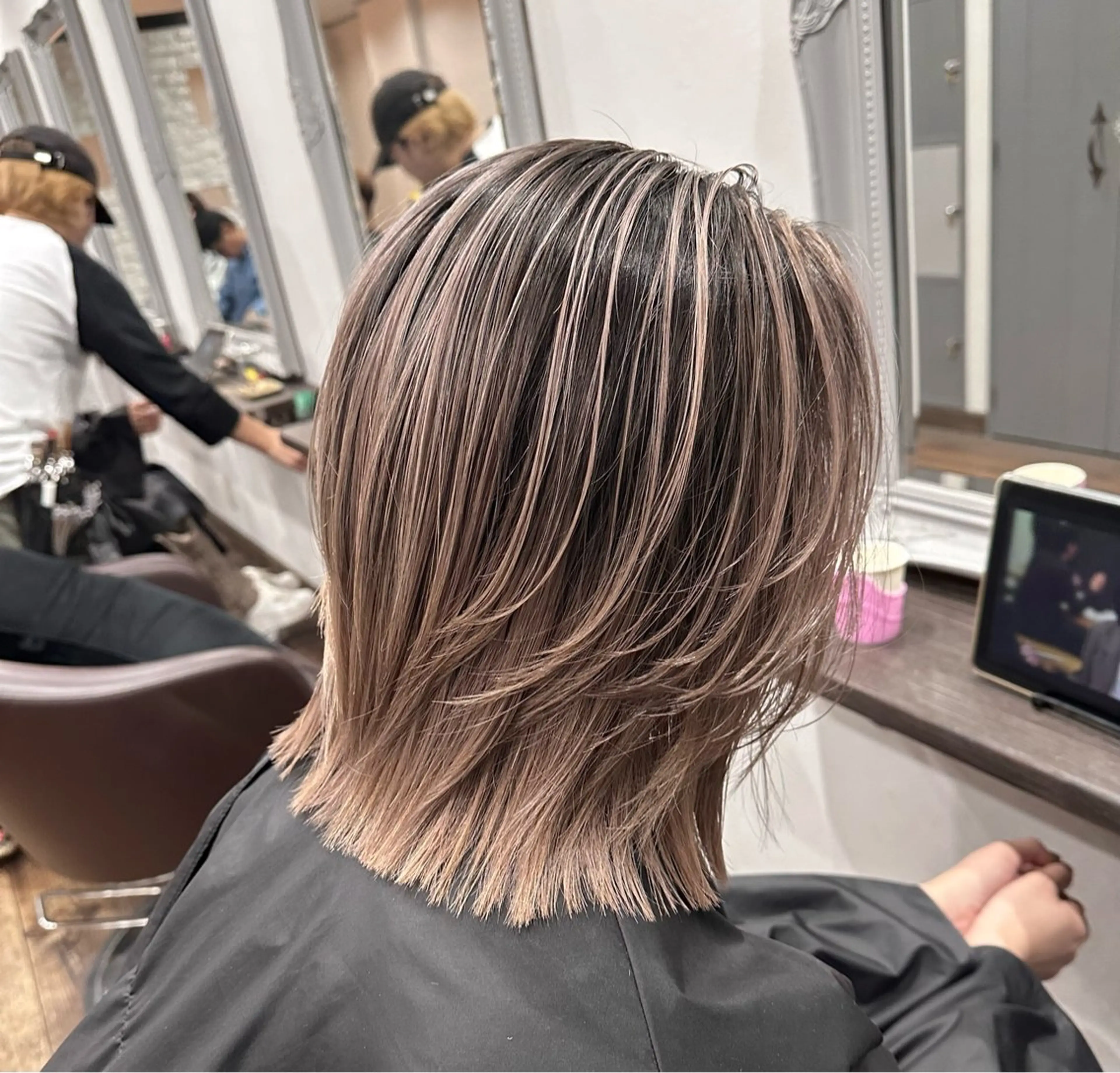 ミディアム レイヤーカット カット ヘアカラー トリートメント バレイヤージュ 隅中秀弥のヘアスタイル