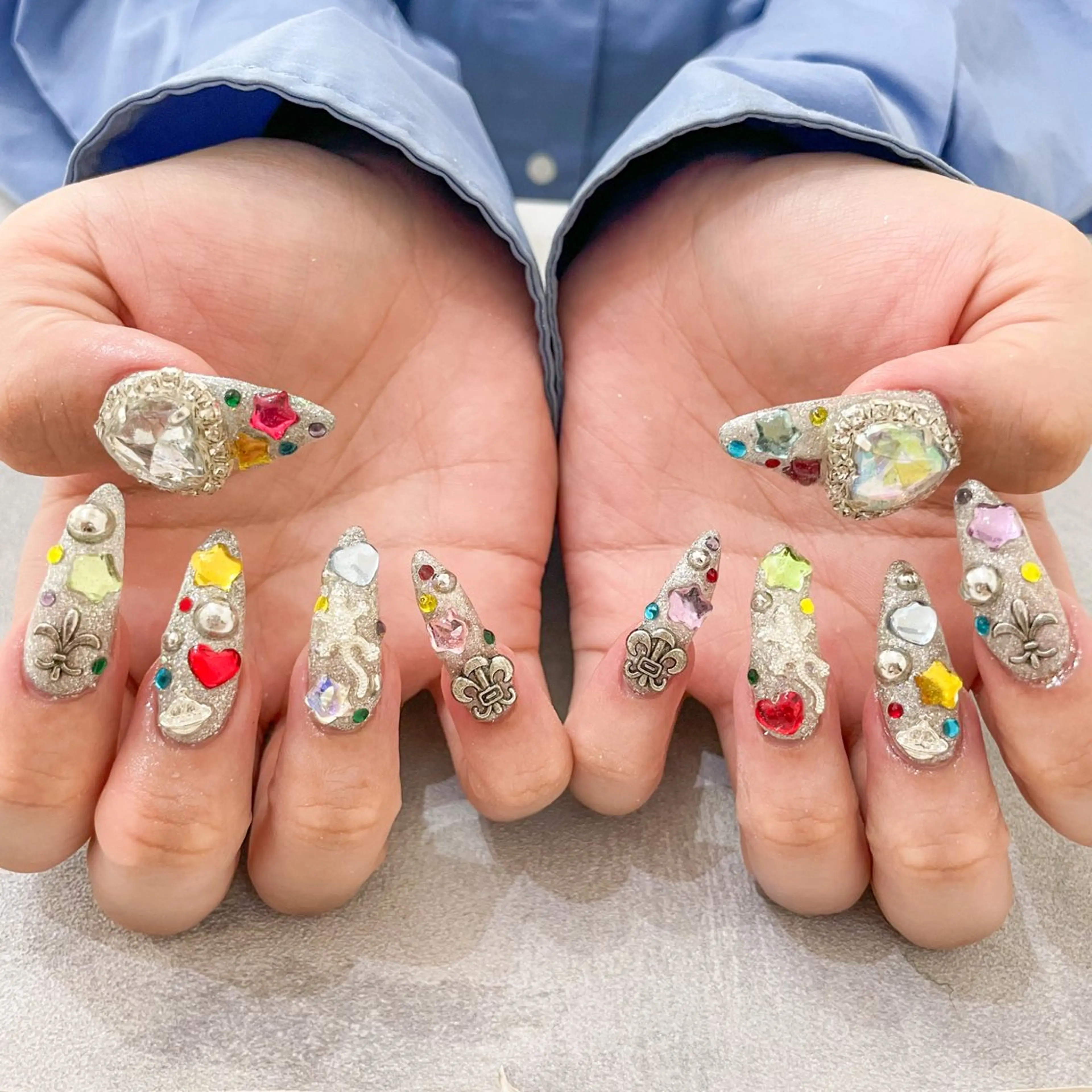 ネイル ハンドネイル ゴテゴテ💙ワンホン リオナのネイルデザイン