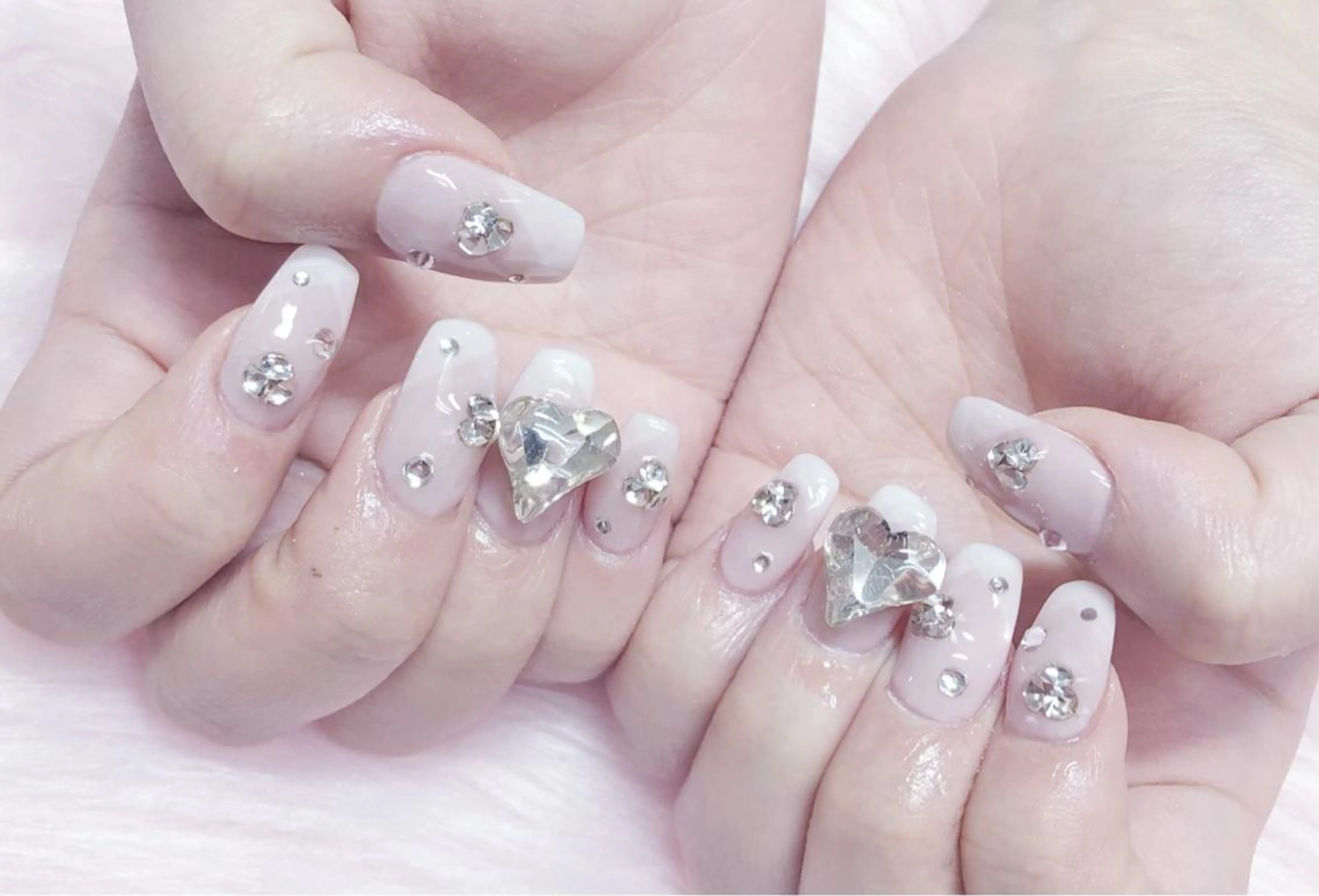 ネイル フレンチネイル ハート スカルプネイル ハンドネイル MoonNail ユリ🌸のネイルデザイン