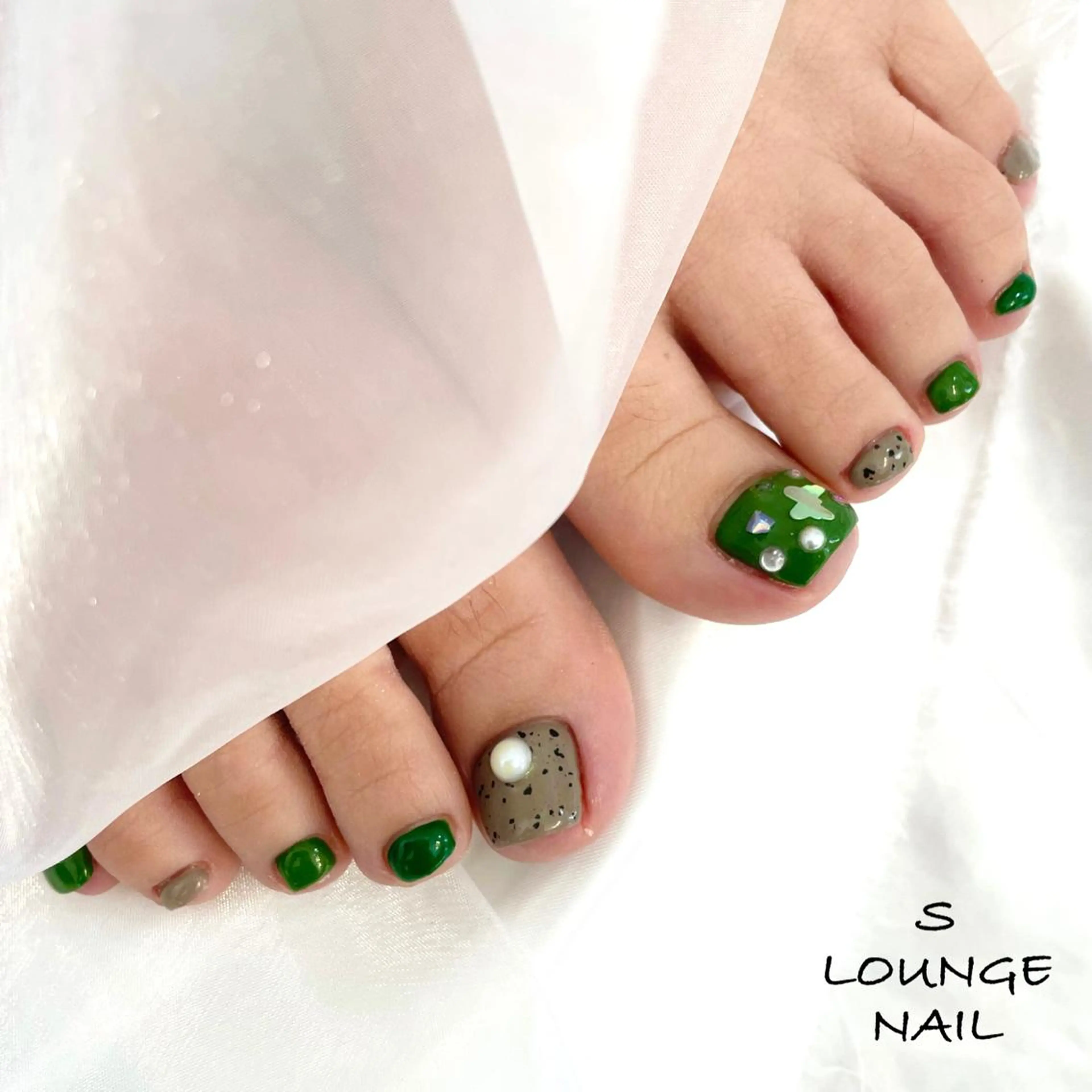 ネイル S LOUNGE NAIL所属・パーツたくさん🍓 SUMIのネイルデザイン