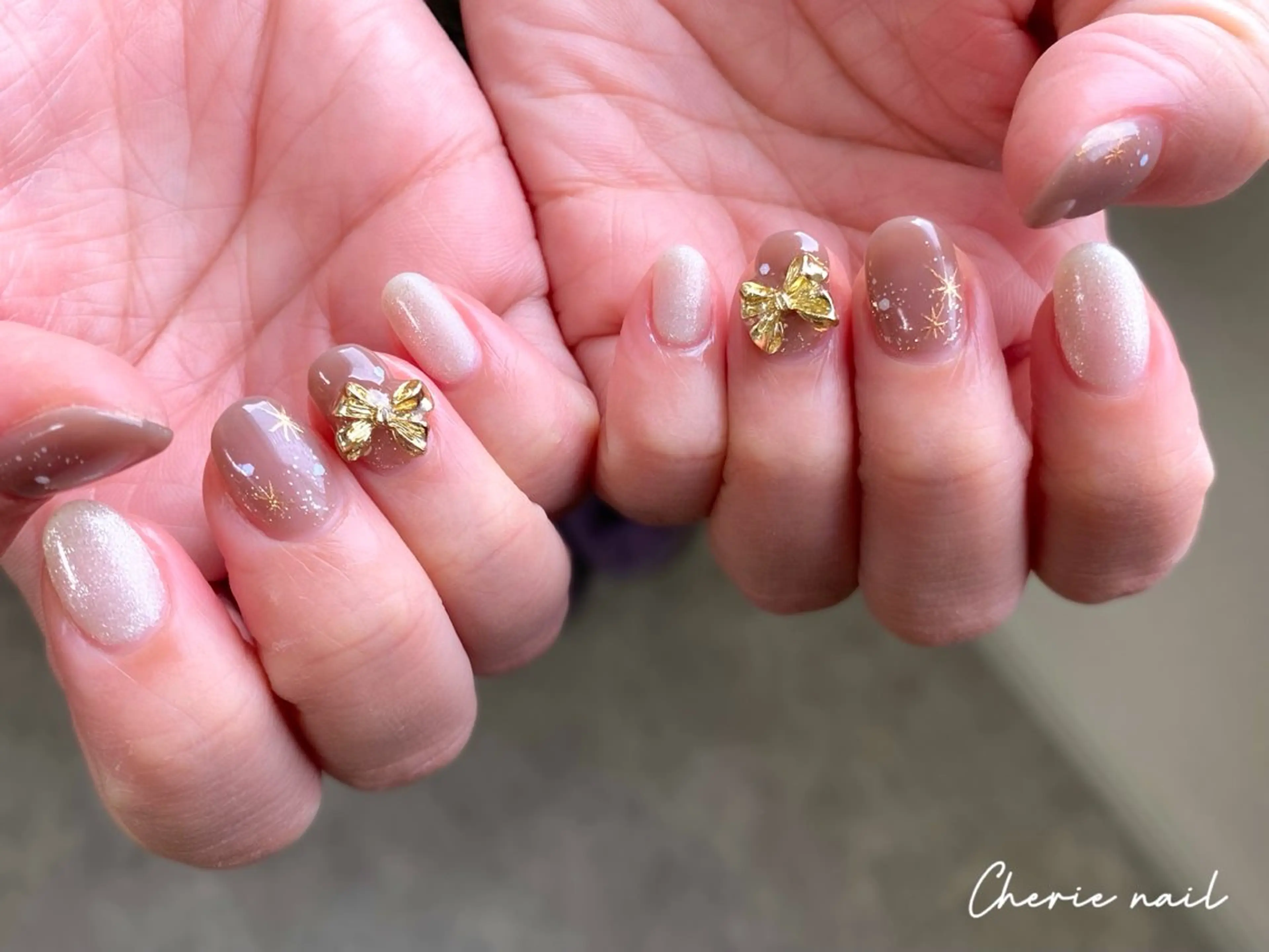 ネイル ブラウン ジェルネイル キラキラネイル リボン ホワイト ハンドネイル Cherienail yunaのネイルデザイン