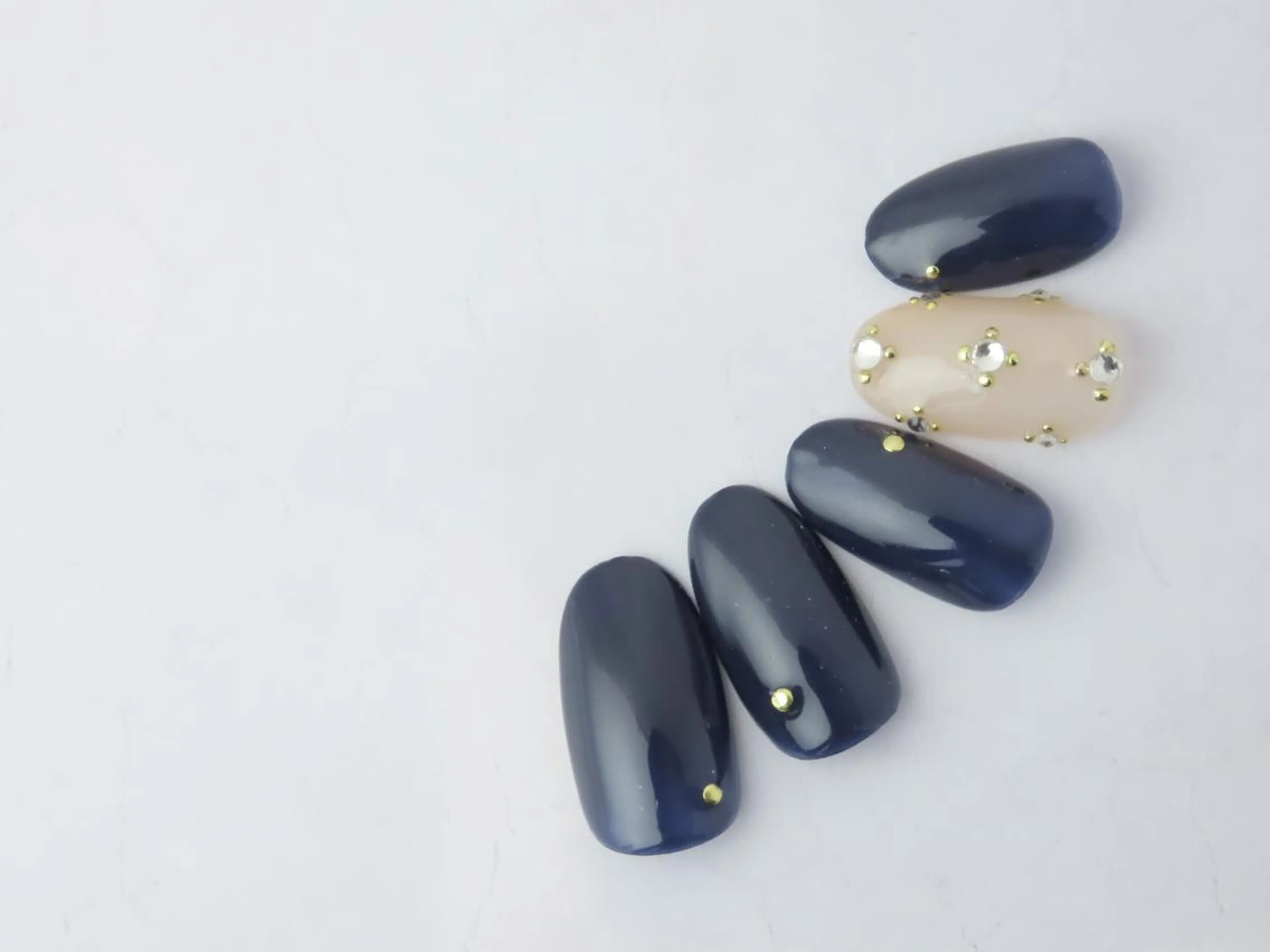 ネイル マグネットネイル ニュアンスネイル オフィスネイル ぷっくりネイル シンプルネイル ネイル＆まつ毛パーマ マニネイル碑文谷店のネイルデザイン