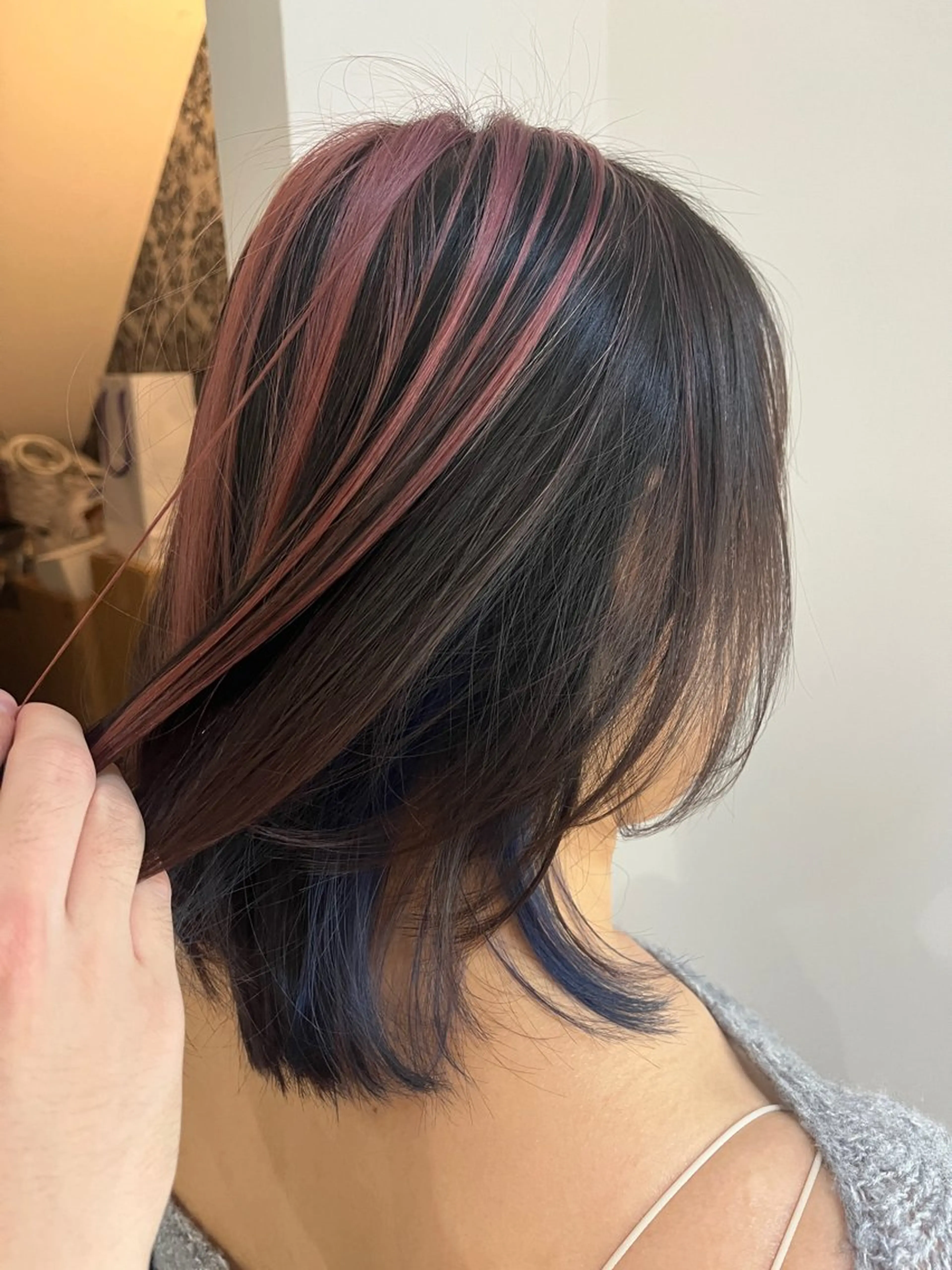 ミディアム カラー ブルーカラー インナーカラー ピンクカラー ボブ ウルフカット 中居 蒼士のヘアスタイル