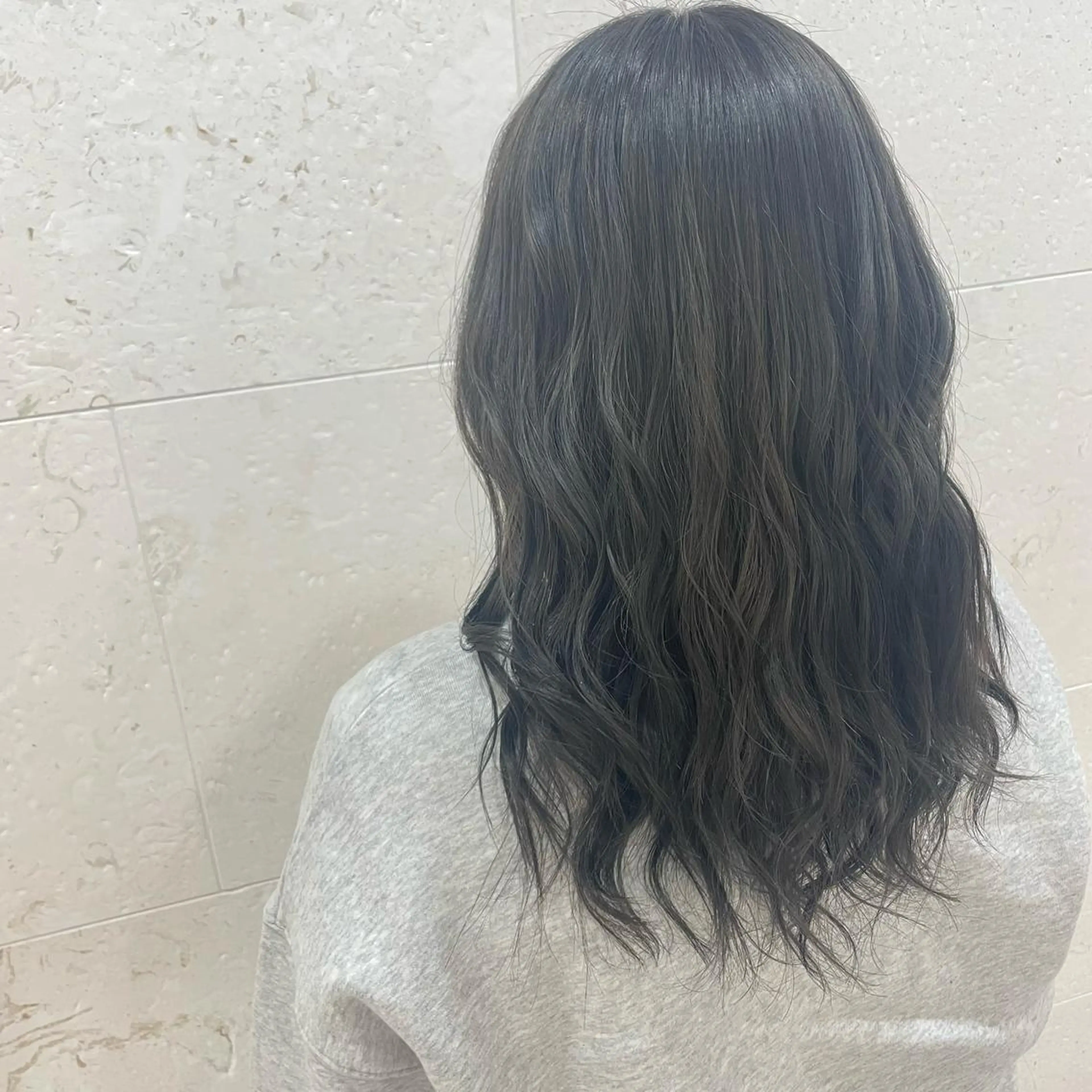 セミロング カラー アッシュ アッシュグレー 安田 柚月のヘアスタイル