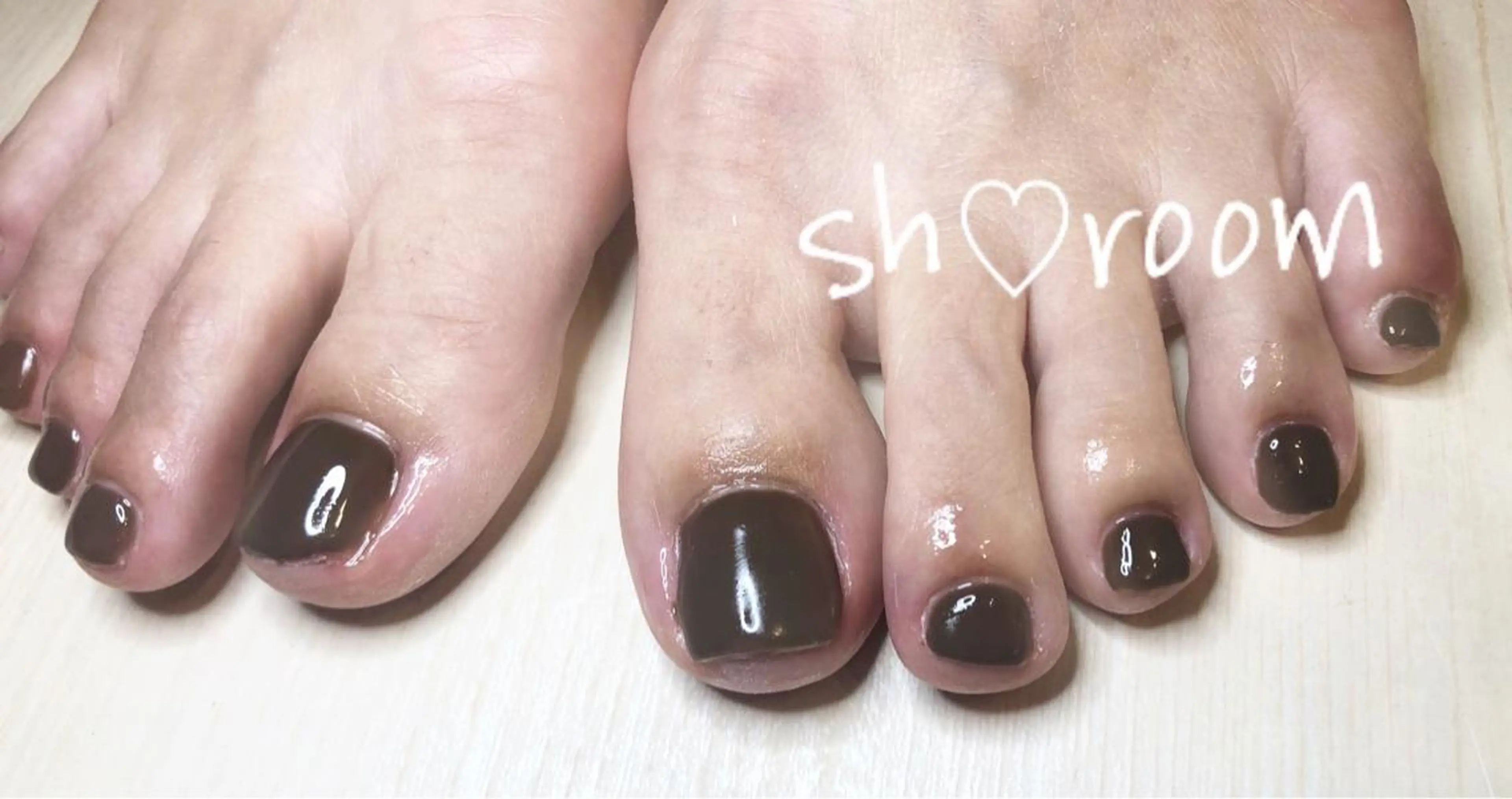 ネイル アートネイル ブラウン フットネイル フレンチネイル キラキラネイル Nail salon Ruuのネイルデザイン