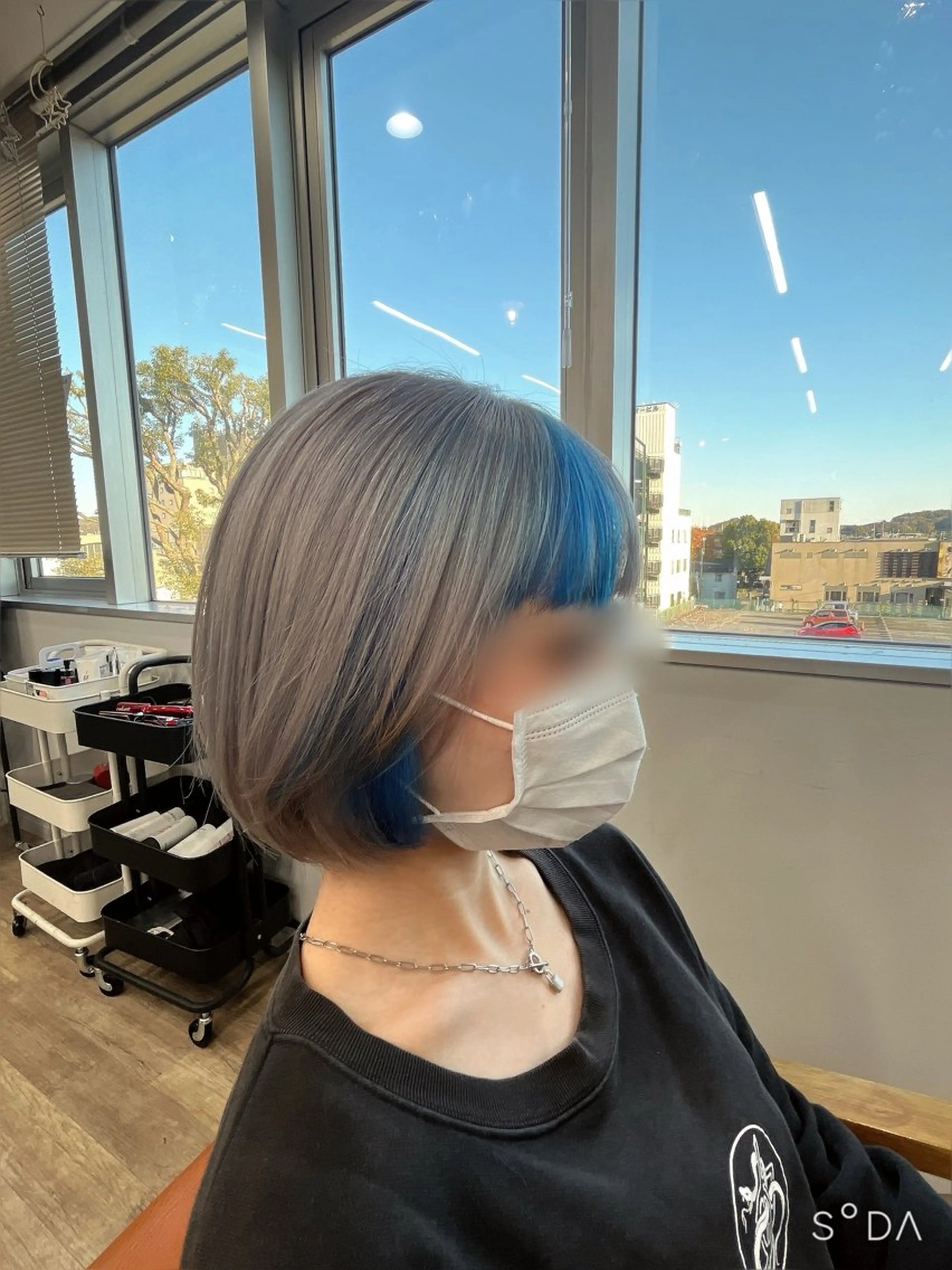 ミディアム カラー ブリーチ ブルーカラー シルバー ヘアカラー COCO .のヘアスタイル