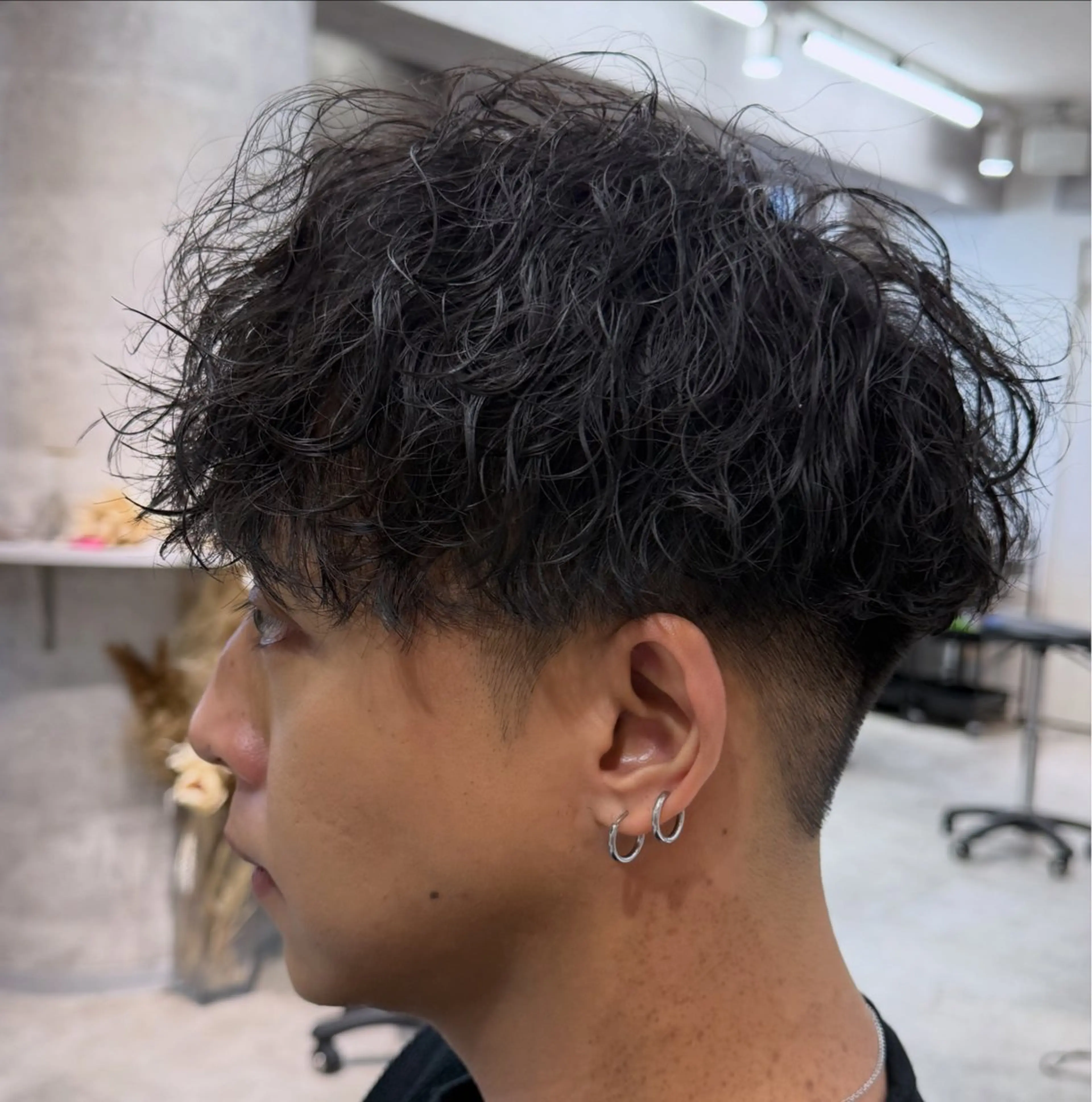 ショート パーマ メンズ ビジネス センターパート フェードカット フェザーパーマ メンズ韓国風 カット パーマ トリートメント ヘアセット 新宿メンズ専門 モテ清潔感パーマ特化のヘアスタイル
