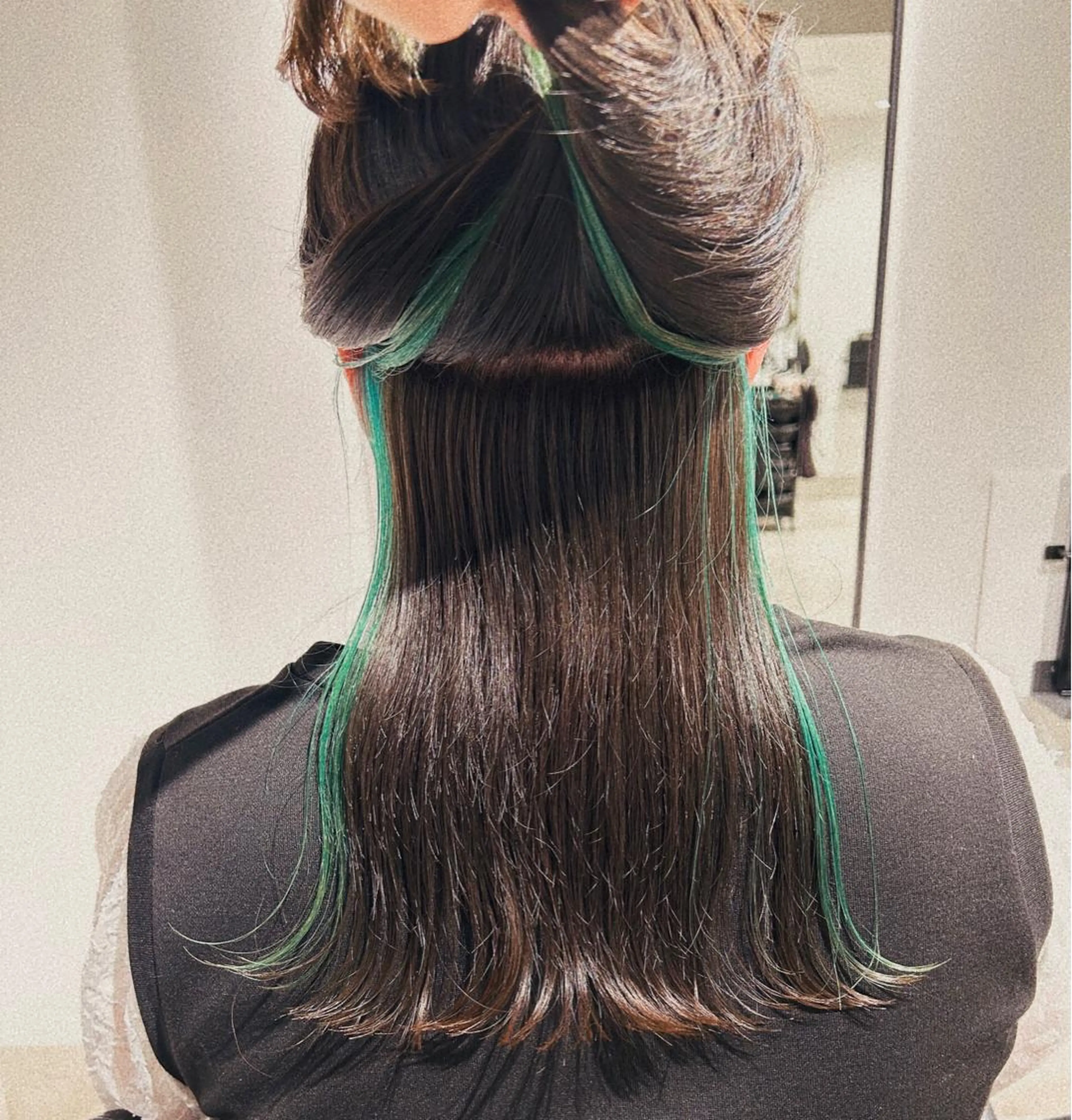 セミロング カラー ベージュカラー イヤリングカラー オリーブベージュ カット ヘアカラー GO TODAY  SHAIRE  SALON   渋谷モディ所属・スキバサミを使わない カット🌼唯🌼のヘアスタイル